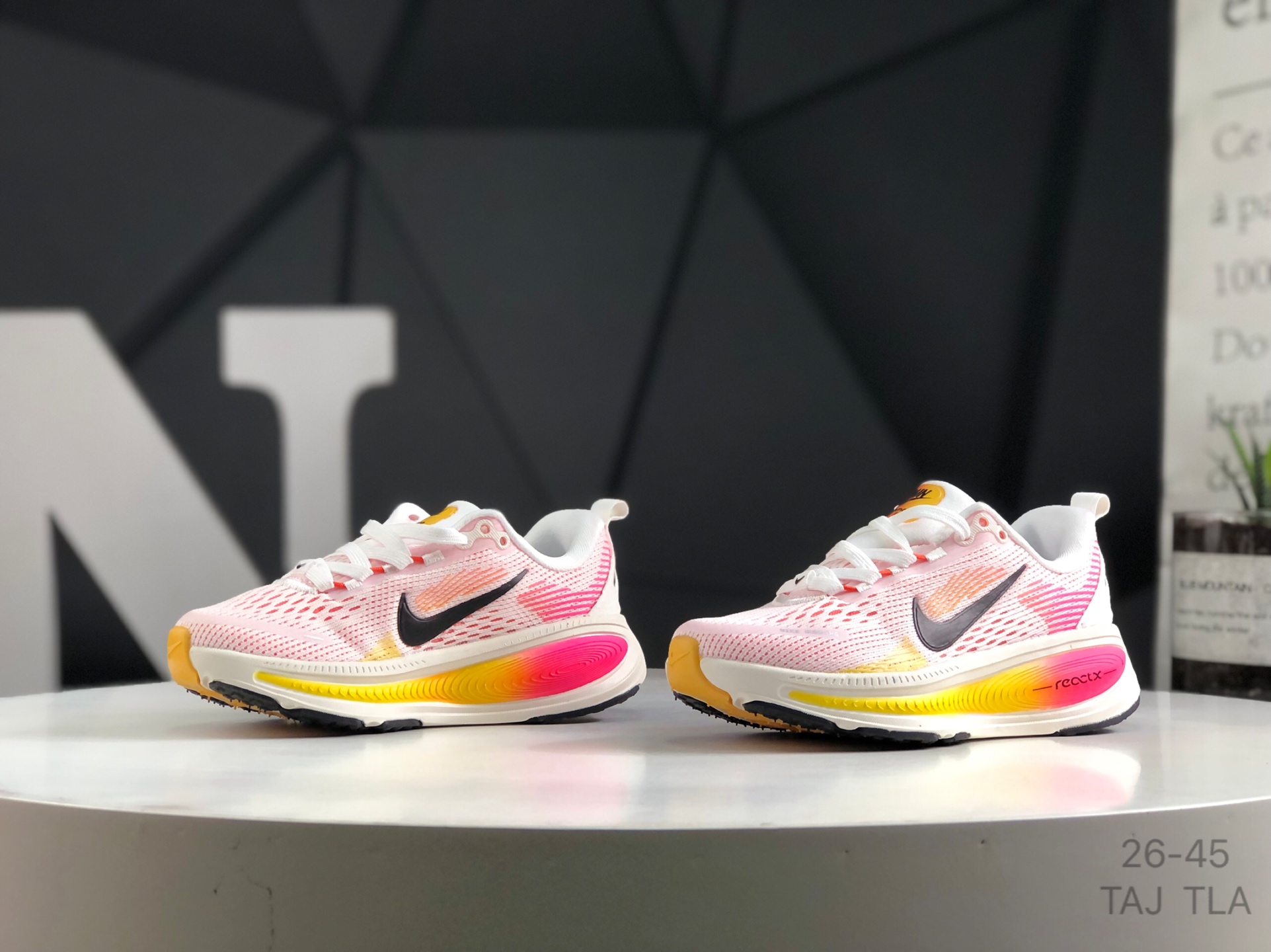 图片[4]-🔻亲子鞋 耐克 Nike VOMERO 18 耐克 舒适减震防滑 低帮跑步鞋 全掌ReactX泡绵中底 前掌和后跟还配备了Air Zoom气垫单元 据说跑起来更快更舒适哦 这次最大的升级点 首次引入了ReactX泡绵 货号：HQ2157-004 尺码：如图所示 TAJ TLA-选品中心