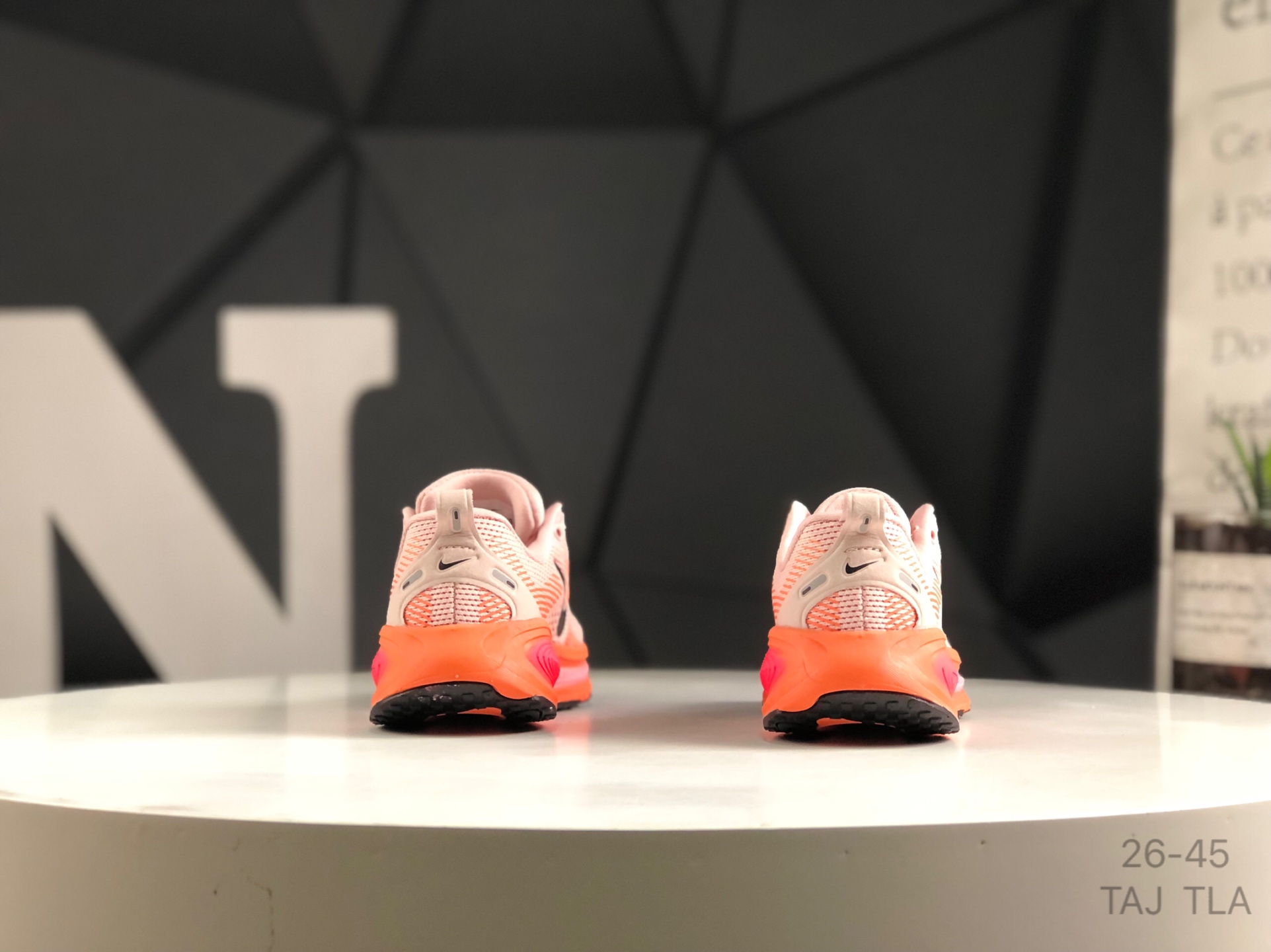 图片[6]-🔻亲子鞋 耐克 Nike VOMERO 18 耐克 舒适减震防滑 低帮跑步鞋 全掌ReactX泡绵中底 前掌和后跟还配备了Air Zoom气垫单元 据说跑起来更快更舒适哦 这次最大的升级点 首次引入了ReactX泡绵 货号：HQ2157-103 尺码：如图所示 TAJ TLA-选品中心