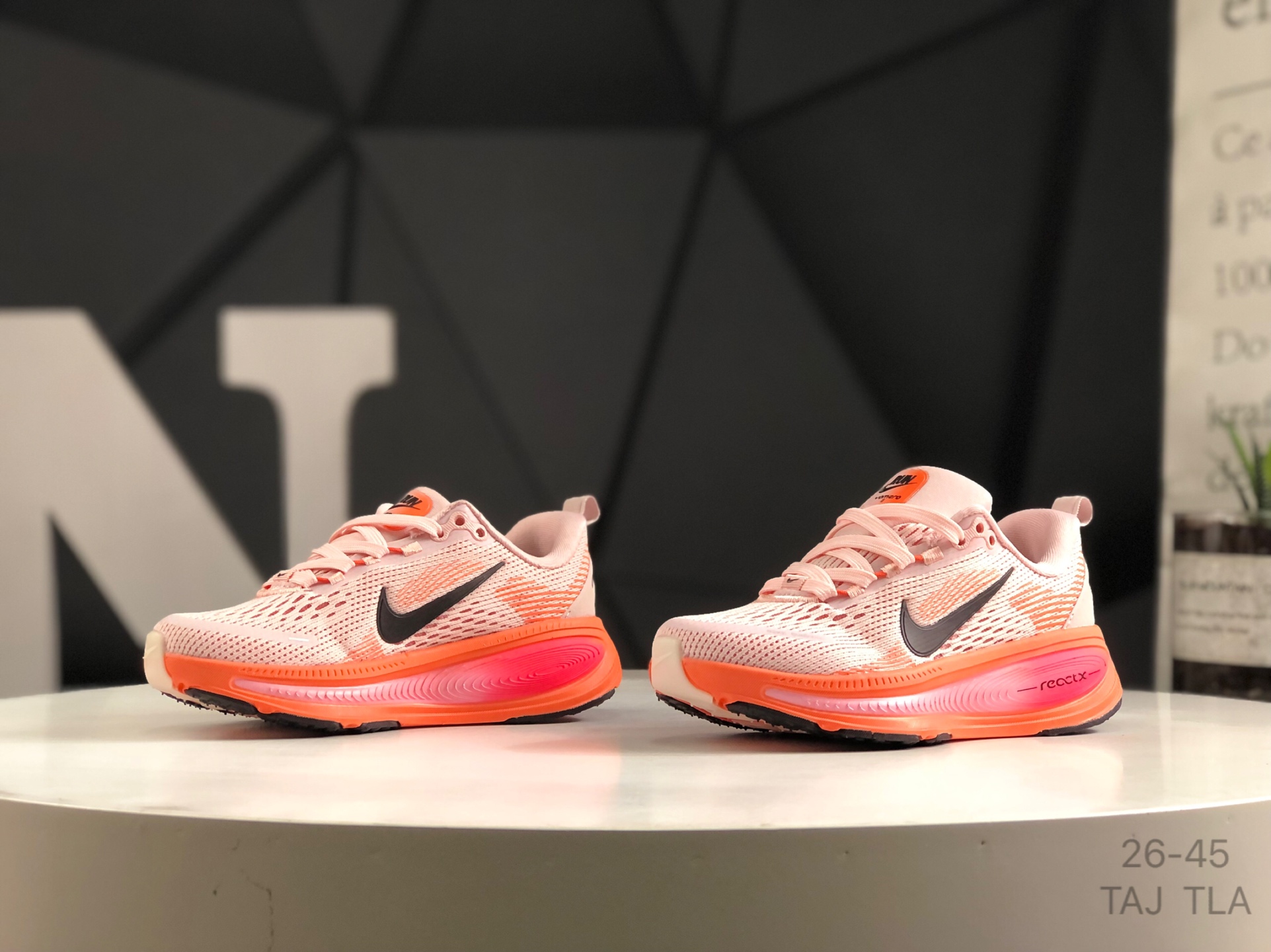 图片[4]-🔻亲子鞋 耐克 Nike VOMERO 18 耐克 舒适减震防滑 低帮跑步鞋 全掌ReactX泡绵中底 前掌和后跟还配备了Air Zoom气垫单元 据说跑起来更快更舒适哦 这次最大的升级点 首次引入了ReactX泡绵 货号：HQ2157-103 尺码：如图所示 TAJ TLA-选品中心