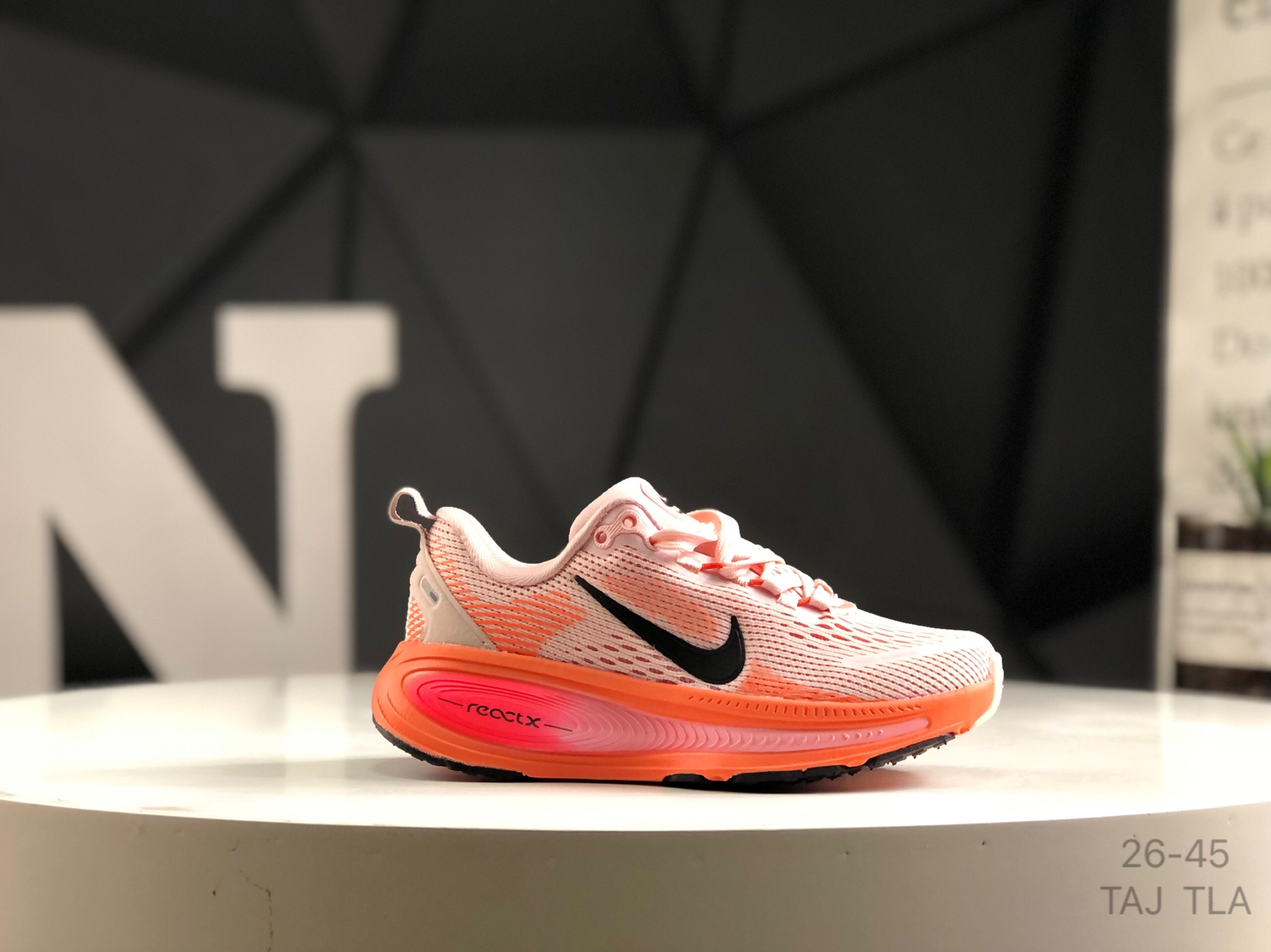 图片[2]-合集🔻亲子鞋 耐克 Nike VOMERO 18 耐克 舒适减震防滑 低帮跑步鞋 全掌ReactX泡绵中底 前掌和后跟还配备了Air Zoom气垫单元 据说跑起来更快更舒适哦 这次最大的升级点 首次引入了ReactX泡绵 货号：HQ2157-101 尺码：如图所示 TAJ TLA-选品中心