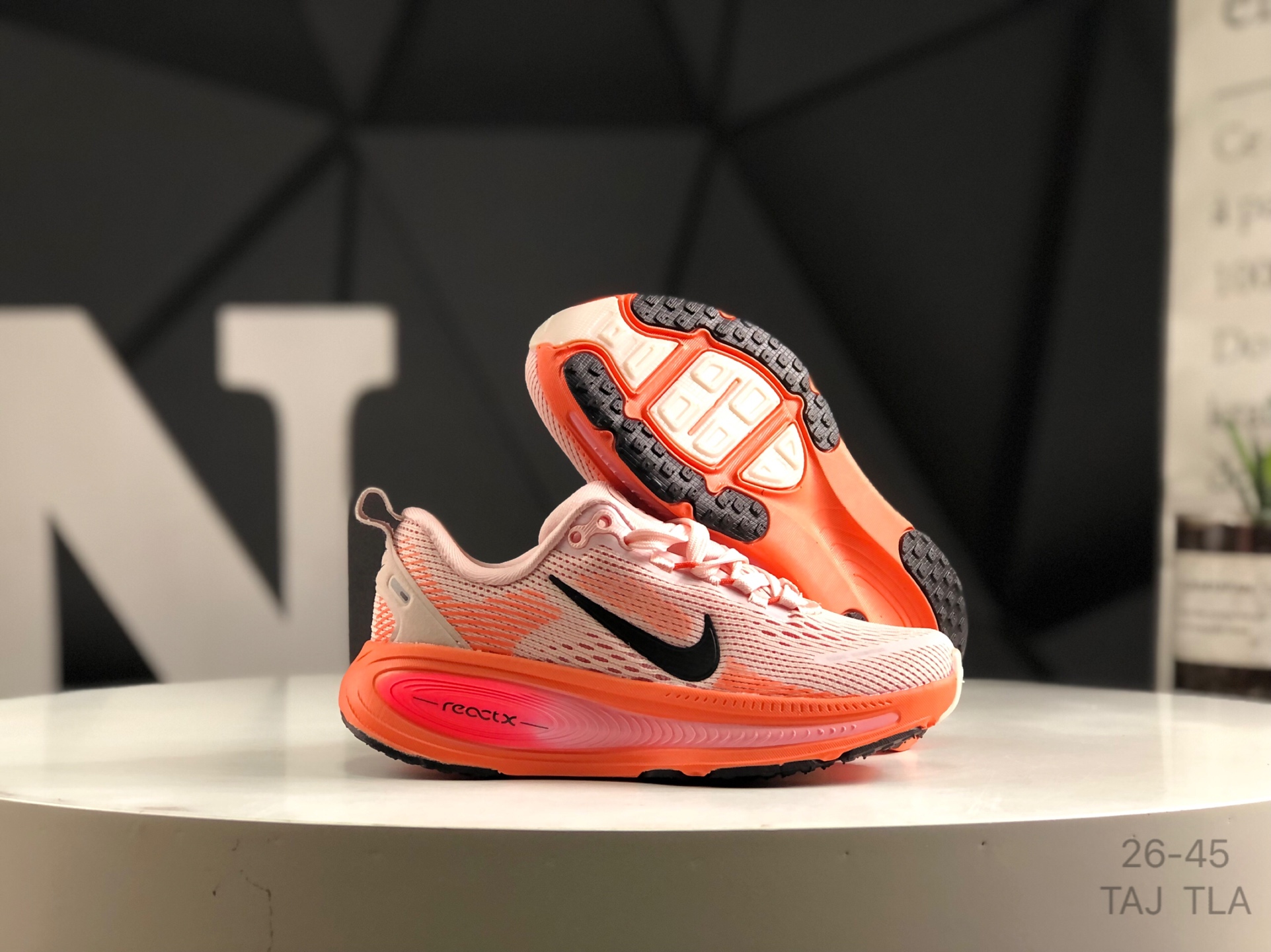 图片[5]-🔻亲子鞋 耐克 Nike VOMERO 18 耐克 舒适减震防滑 低帮跑步鞋 全掌ReactX泡绵中底 前掌和后跟还配备了Air Zoom气垫单元 据说跑起来更快更舒适哦 这次最大的升级点 首次引入了ReactX泡绵 货号：HQ2157-103 尺码：如图所示 TAJ TLA-选品中心