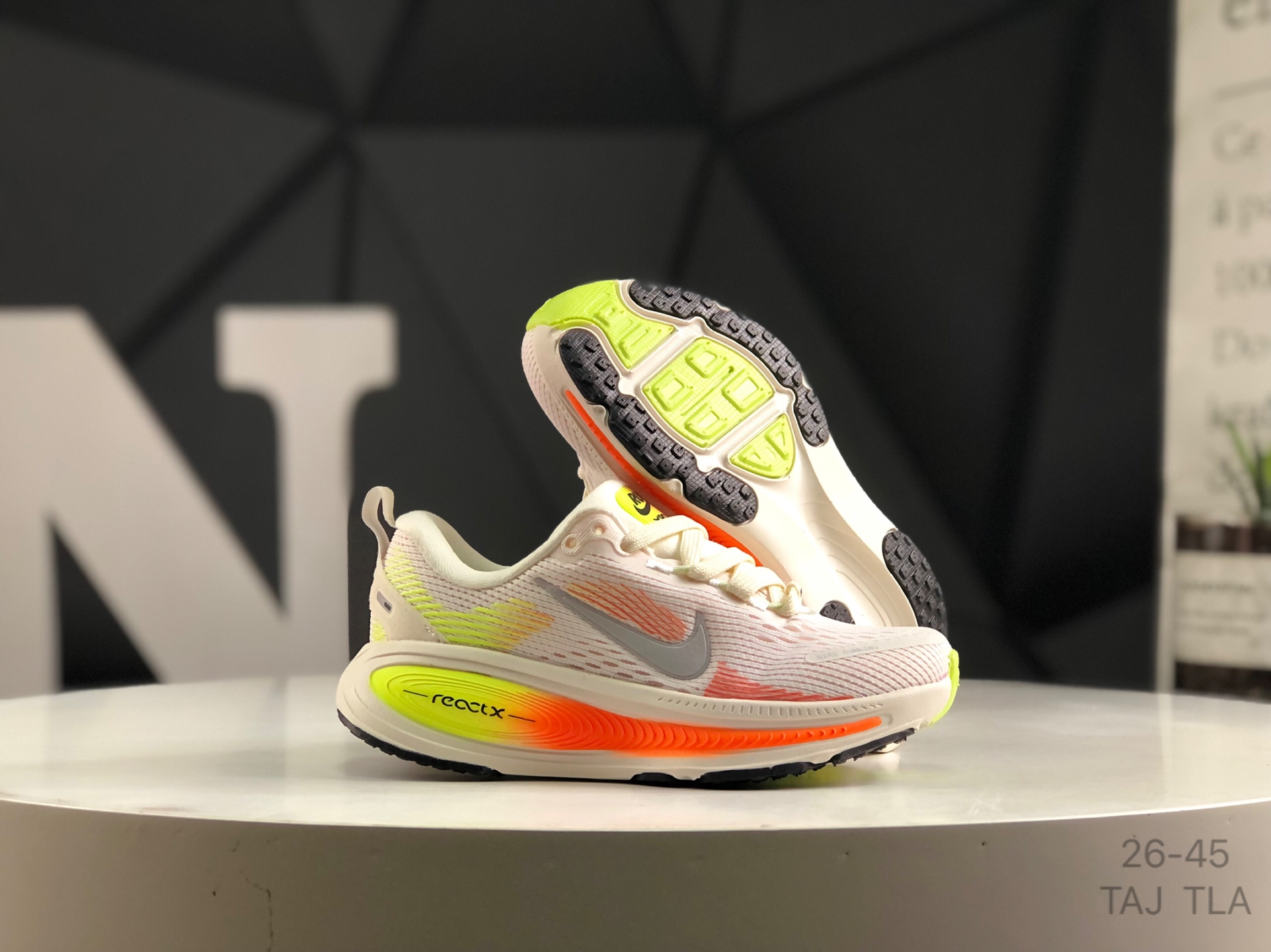 图片[5]-🔻亲子鞋 耐克 Nike VOMERO 18 耐克 舒适减震防滑 低帮跑步鞋 全掌ReactX泡绵中底 前掌和后跟还配备了Air Zoom气垫单元 据说跑起来更快更舒适哦 这次最大的升级点 首次引入了ReactX泡绵 货号：HQ2157-101 尺码：如图所示 TAJ TLA-选品中心