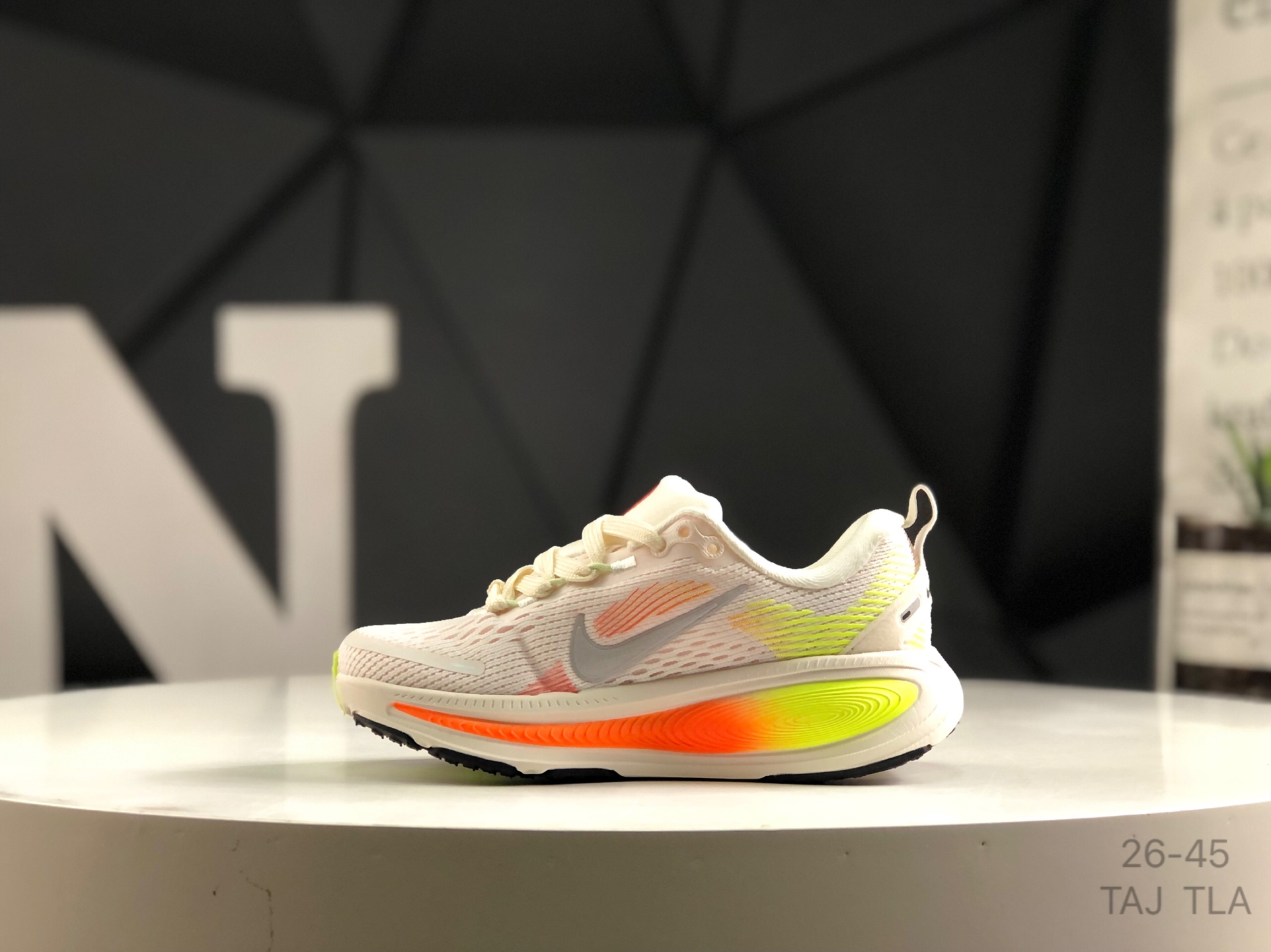 图片[2]-🔻亲子鞋 耐克 Nike VOMERO 18 耐克 舒适减震防滑 低帮跑步鞋 全掌ReactX泡绵中底 前掌和后跟还配备了Air Zoom气垫单元 据说跑起来更快更舒适哦 这次最大的升级点 首次引入了ReactX泡绵 货号：HQ2157-101 尺码：如图所示 TAJ TLA-选品中心