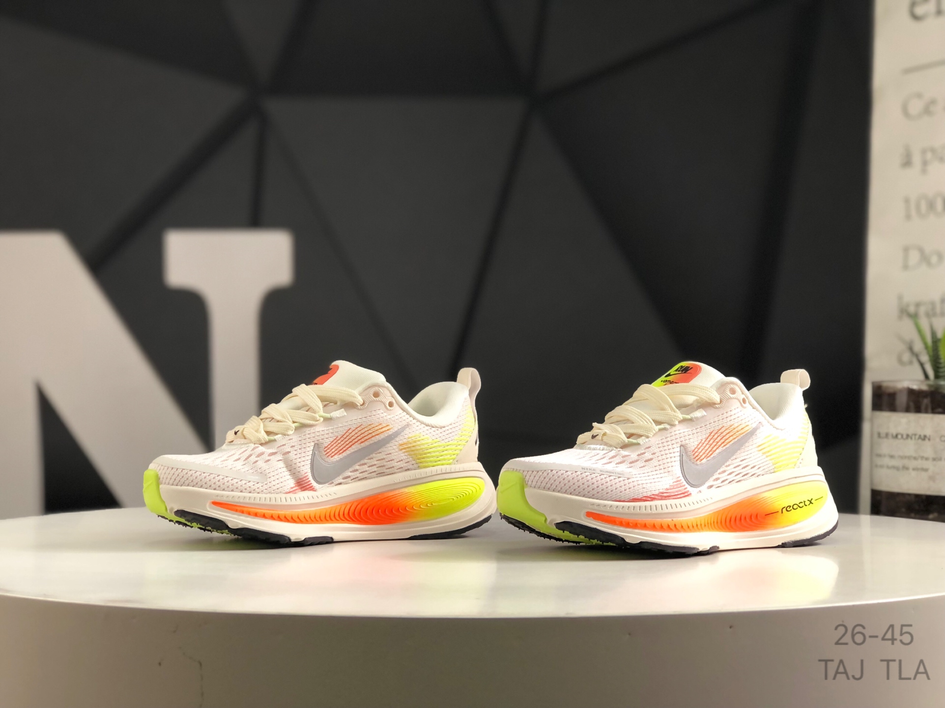 图片[4]-🔻亲子鞋 耐克 Nike VOMERO 18 耐克 舒适减震防滑 低帮跑步鞋 全掌ReactX泡绵中底 前掌和后跟还配备了Air Zoom气垫单元 据说跑起来更快更舒适哦 这次最大的升级点 首次引入了ReactX泡绵 货号：HQ2157-101 尺码：如图所示 TAJ TLA-选品中心