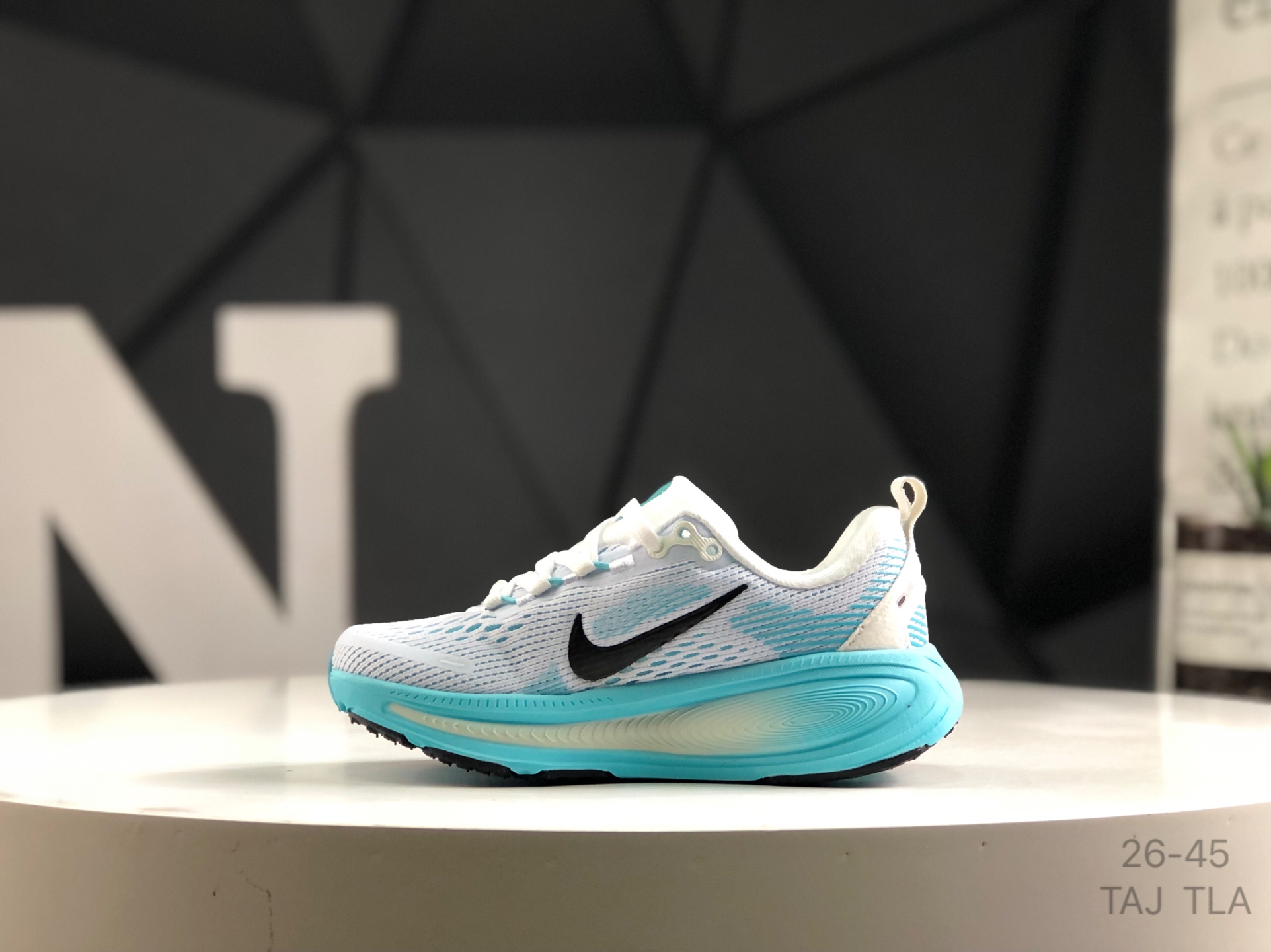 图片[2]-🔻亲子鞋 耐克 Nike VOMERO 18 耐克 舒适减震防滑 低帮跑步鞋 全掌ReactX泡绵中底 前掌和后跟还配备了Air Zoom气垫单元 据说跑起来更快更舒适哦 这次最大的升级点 首次引入了ReactX泡绵 货号：HQ2157-101 尺码：如图所示 TAJ TLA-选品中心