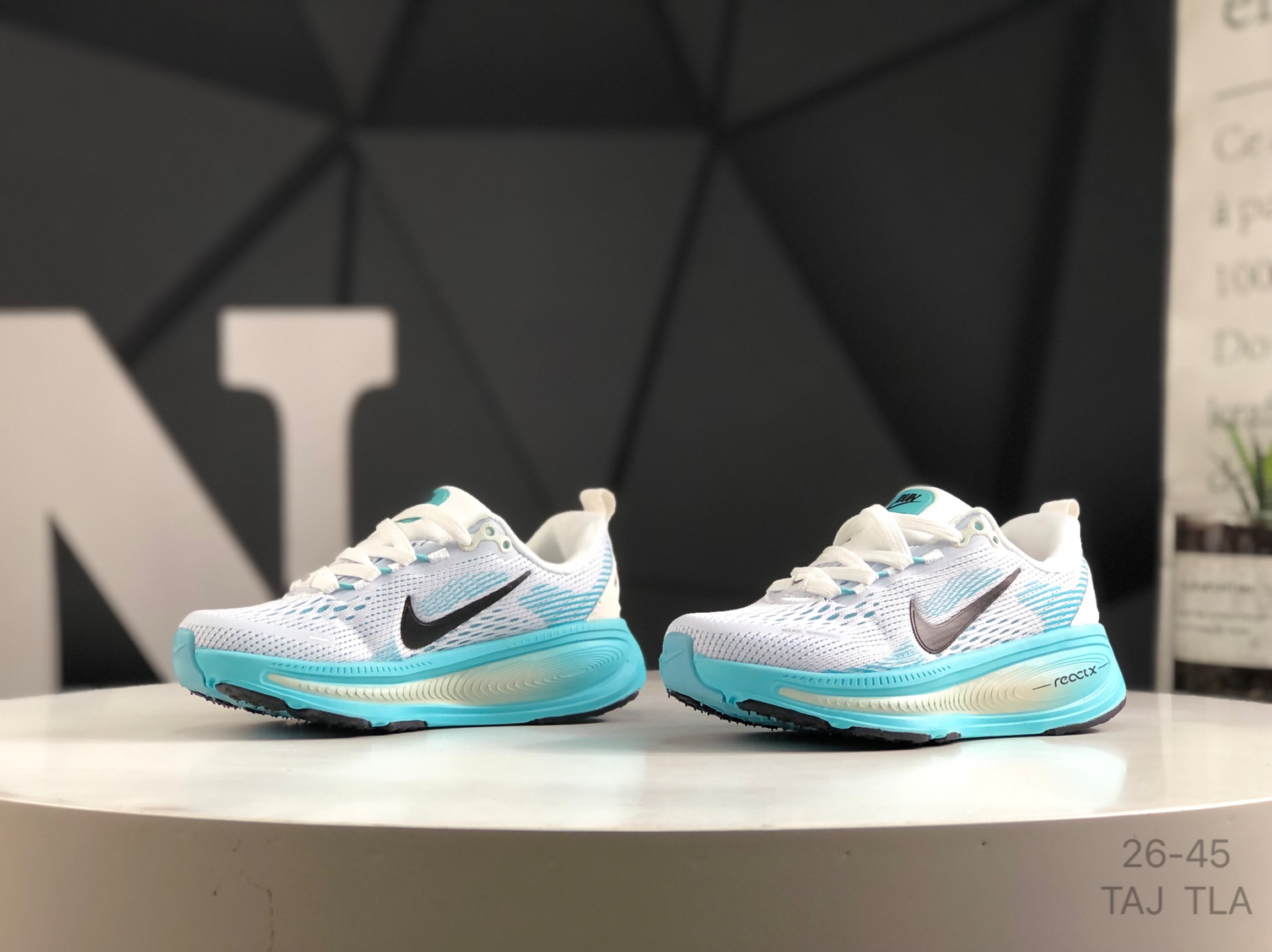 图片[4]-🔻亲子鞋 耐克 Nike VOMERO 18 耐克 舒适减震防滑 低帮跑步鞋 全掌ReactX泡绵中底 前掌和后跟还配备了Air Zoom气垫单元 据说跑起来更快更舒适哦 这次最大的升级点 首次引入了ReactX泡绵 货号：HQ2157-101 尺码：如图所示 TAJ TLA-选品中心