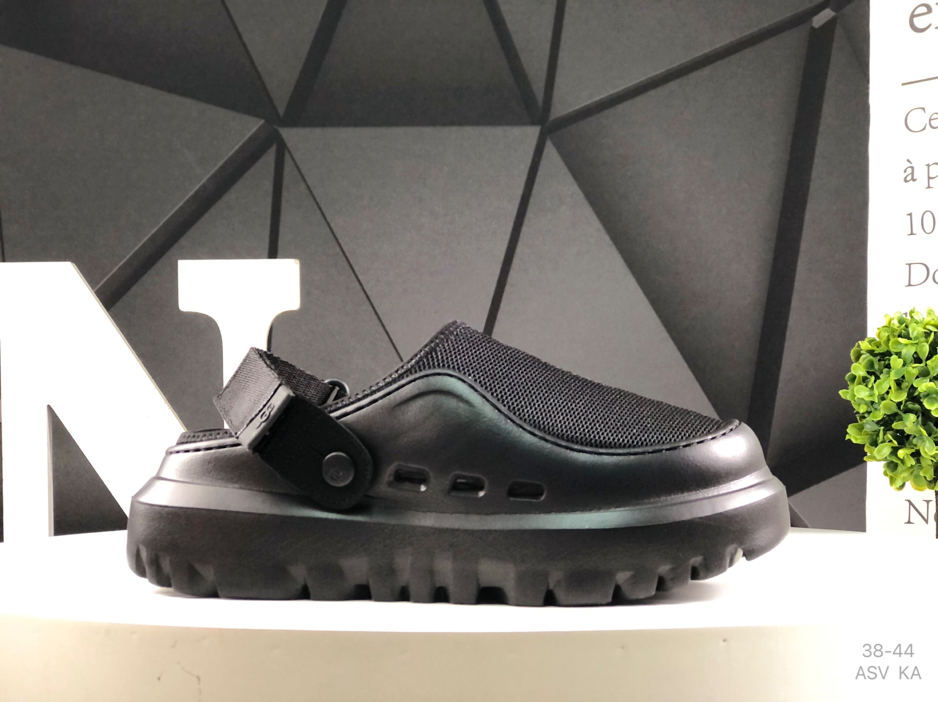 🔻 La nueva respuesta de nieve de verano SKTA de UGG es un zueco clásico, simple, cómodo y versátil, moderno e informal…