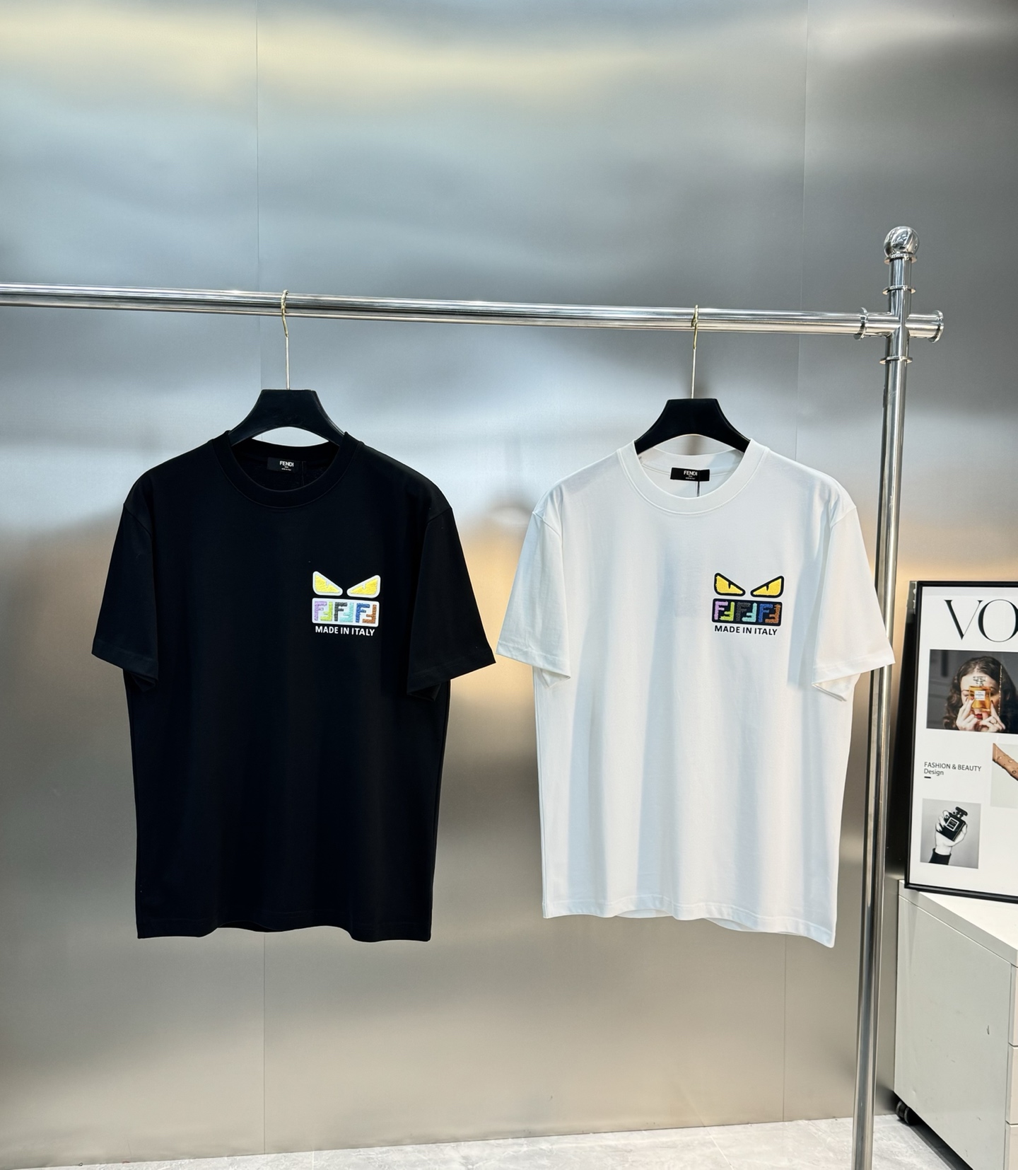 NO:137987,FEND*FenDi 25s spring and summer new round neck short sleeves. Loose and comfortable style. The extremely classic little monster shape on the chest is the highlight of the entire look. For FD's classic interpretation. Three-dimensional towel craftsmanship. High-quality 260g pure cotton fabric. Comfortable and soft!  Color black. White. European code Xs-L (175/140 jin recommended S), fendi, T-shirt, alexander wang19860909FEND*芬-迪25s春夏新款圆领短袖.宽松舒适版型.胸口极为经典小怪兽造型是整个造型的亮点.对于FD的经典演绎.立体毛巾工艺.优质260g纯棉面料.舒适柔软！颜色黑色.白色.欧码Xs-L（175/140斤建议S）,,fendi,T-shirt,alexander wang,Men's clothing