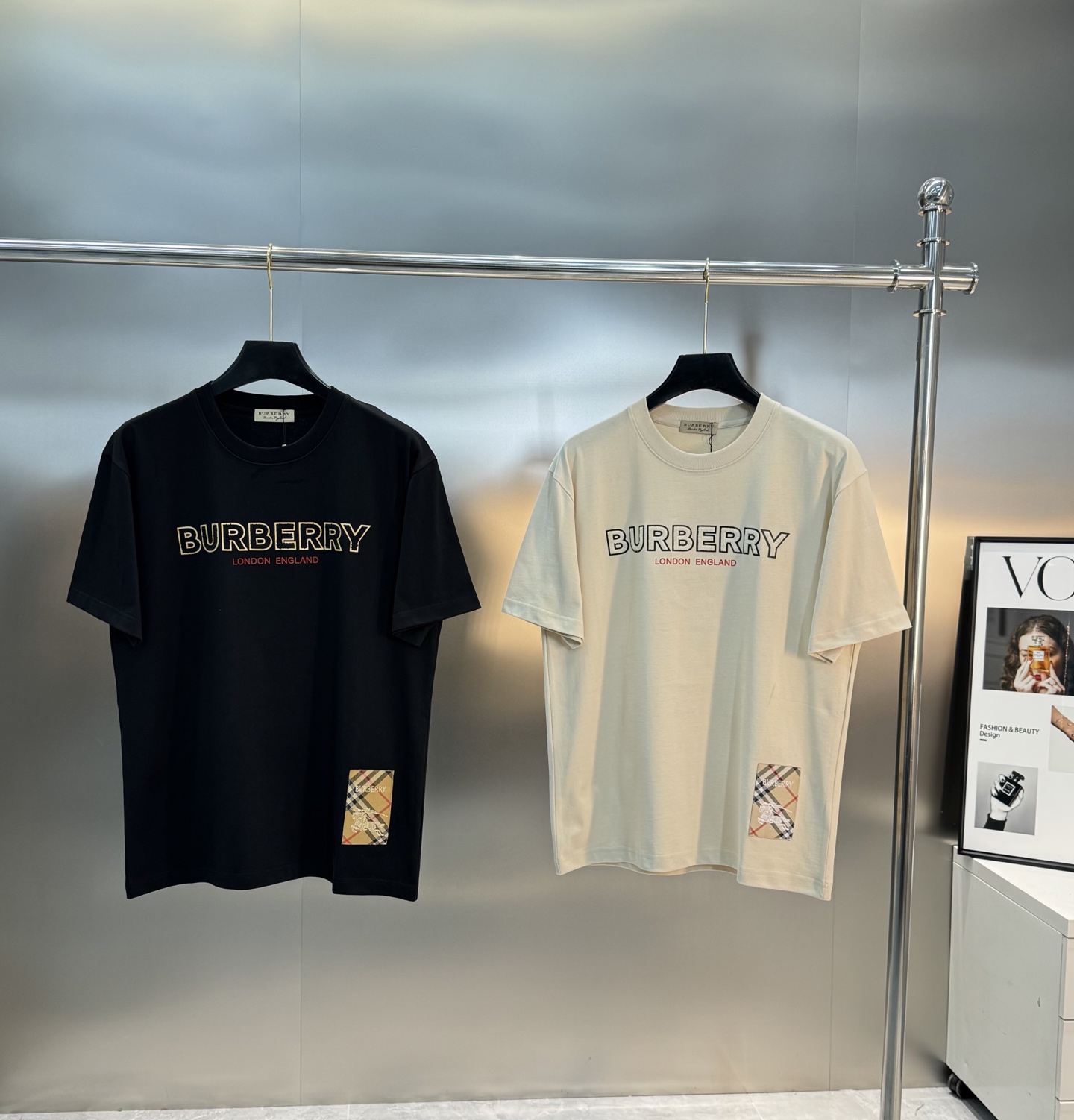 NO:137975,BBR*25s new trendy brand T-shirt. The same style as men and women!  Classic Burberry three-dimensional contrasting color hot paint logo on the chest. Equestrian Knight logo cotton. 260g cotton fabric is made of. Embellished with Burberry Equestrian Knight logo (EKD), oak leaf badge and brand logo embroidery to present a casual style. - Rib knitted decoration - Burberry letter logo on the front - Casual style: looser than the regular style. Color black. White beige. European code Xs-L (175/140 jin recommended S),,burberry,tees, t-shirt,alexander wang19860909BBR*25s新款潮牌T恤.男女同款！胸口经典Burberry立体撞色烫画标识.马术骑士徽标棉质.选用260g棉质面料打造.点缀Burberry马术骑士徽标(EKD)、橡树叶徽章和品牌徽标刺绣,呈现休闲版型. -罗纹针织装饰 - 正面配有 Burberry 字母徽标 - 休闲版型:较常规版型剪裁更为宽松 颜色黑色.白米白.欧码Xs-L（175/140斤建议S）,,burberry,tees，t-shirt,alexander wang,Men's clothing