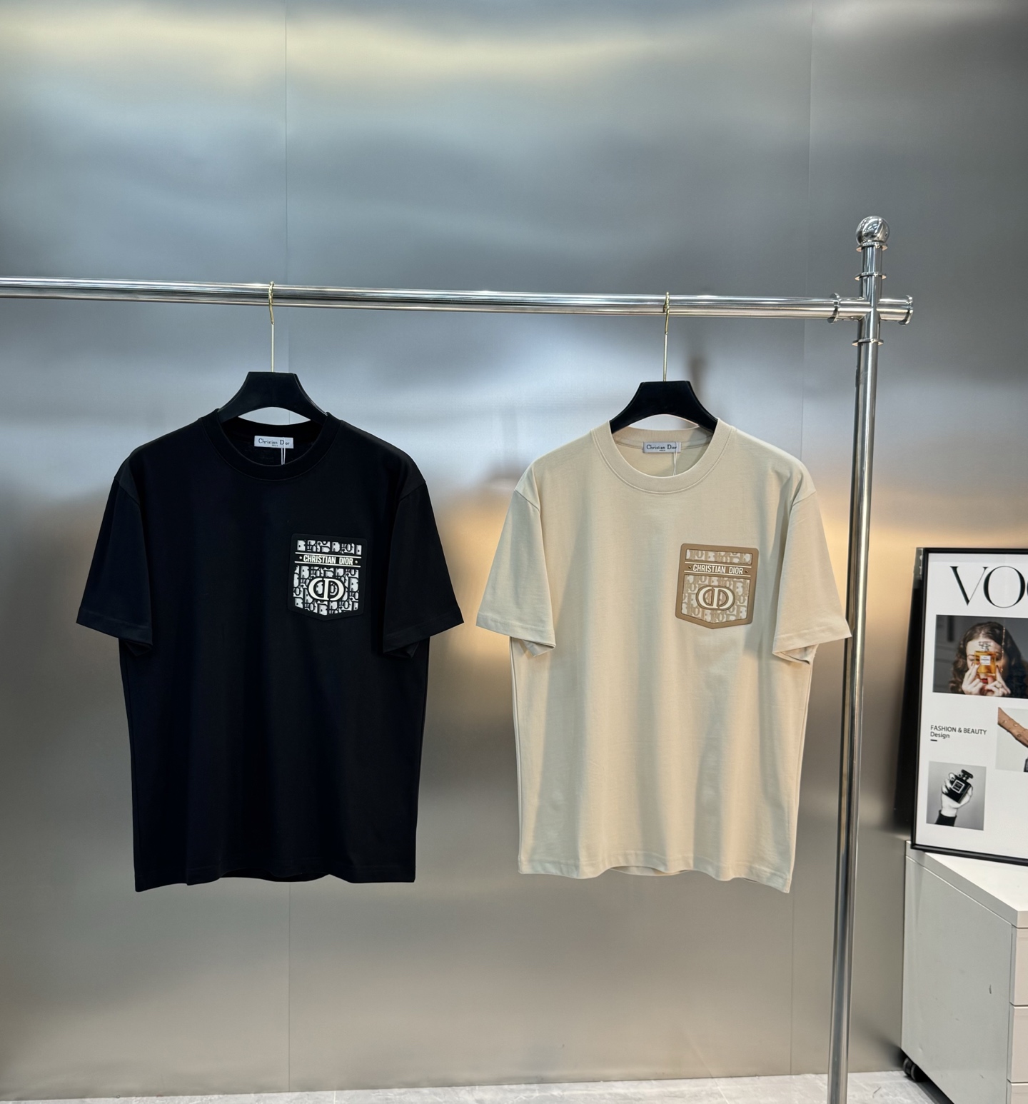 NO:137981,Dio*r Dio 25s new round neck T-shirt. The same style as men and women. It uses 230g pure cotton fabric. The upper body is very comfortable. The texture is different from ordinary cotton fabric. The chest leather pocket design. The classic CD hot painting cross leather three-dimensional design. The undulating visual feel is given to you. The color is black, beige, and the European code Xs-L micro-expanded style!  (175/140 jin Suggested S),,dior,dior,tees,t-shirt,alexander wang19860909Dio*r迪奥25s新款圆领T恤.男女同款.采用230g纯棉面料.上身非常的舒服.质感区别于普通棉质面料..胸口部位皮口袋设计.经典CD烫画交叉皮质立体设计.起伏感视觉感手感统统都给你.颜色黑色.米白.欧码Xs-L微扩版型！（175/140斤建议S）,,dior,dior,tees，t-shirt,alexander wang,Men's clothing