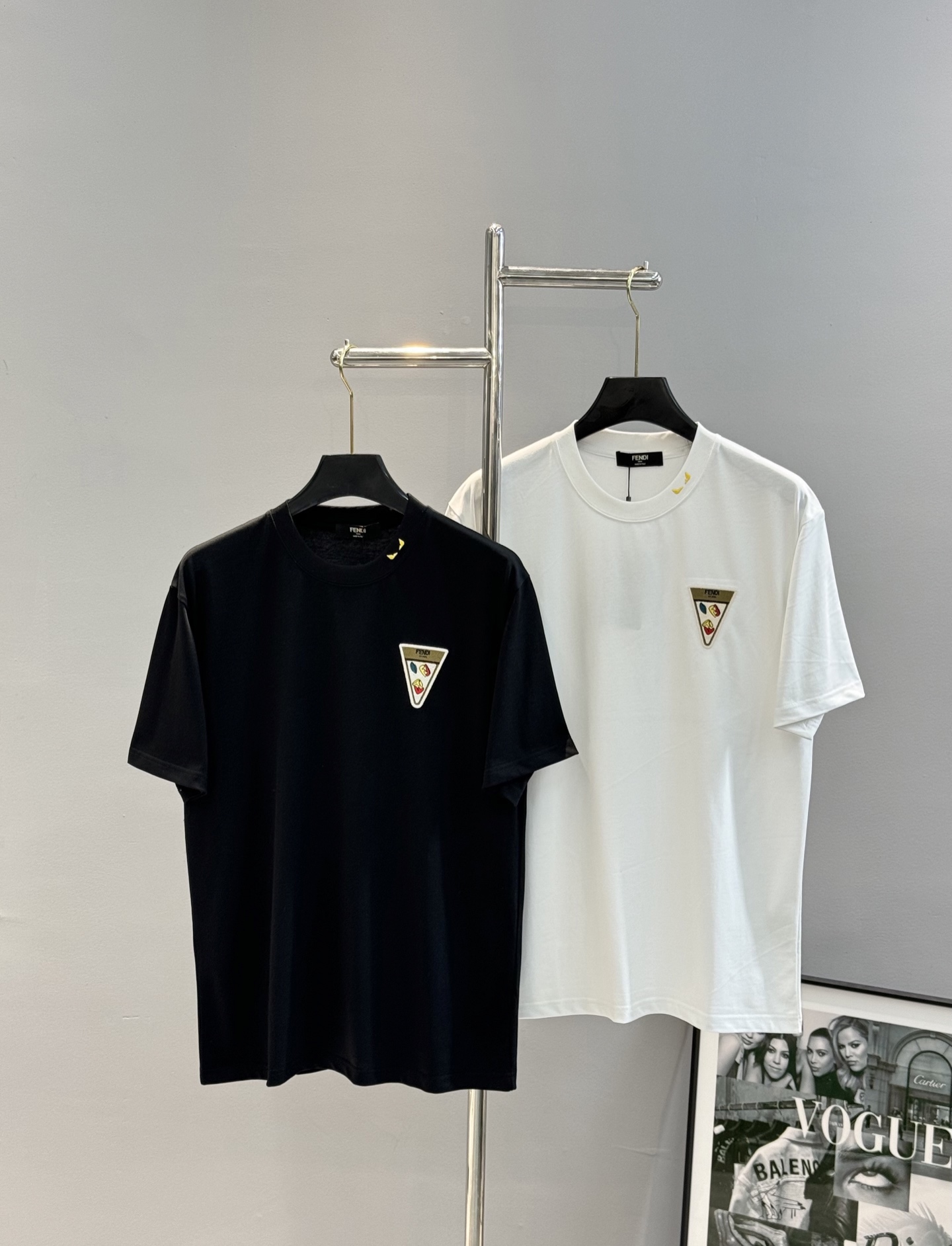 NO:137957,Fend*Fendi 25s new T-shirt!  The same style for men and women ~ the latest three-dimensional embroidered letter design. The latest logo. Customized 260g cotton material, the fabric is smooth and delicate, and the skin is breathable and comfortable. The printing texture is clearly visible, and the foot display process... The overall is simple, clear and atmospheric, making it more outstanding in the upper body!  !  !  Color black. White. European code Xs-L (175/140 jin recommended S), fendi,tees, t-shirt, alexander wang19860909Fend*芬-迪25s新款T恤！男女同款～最新立体绣花字母设计.最新标识.定制260g全棉材质打造,面料织纹平顺细腻 贴肤透气舒适堪称一绝.印花纹理清晰可见 足显工艺.....整体简单明了又大气 更显上身的出色感！！！颜色黑色.白色.欧码Xs-L（175/140斤建议S）,,fendi,tees，t-shirt,alexander wang,Men's clothing