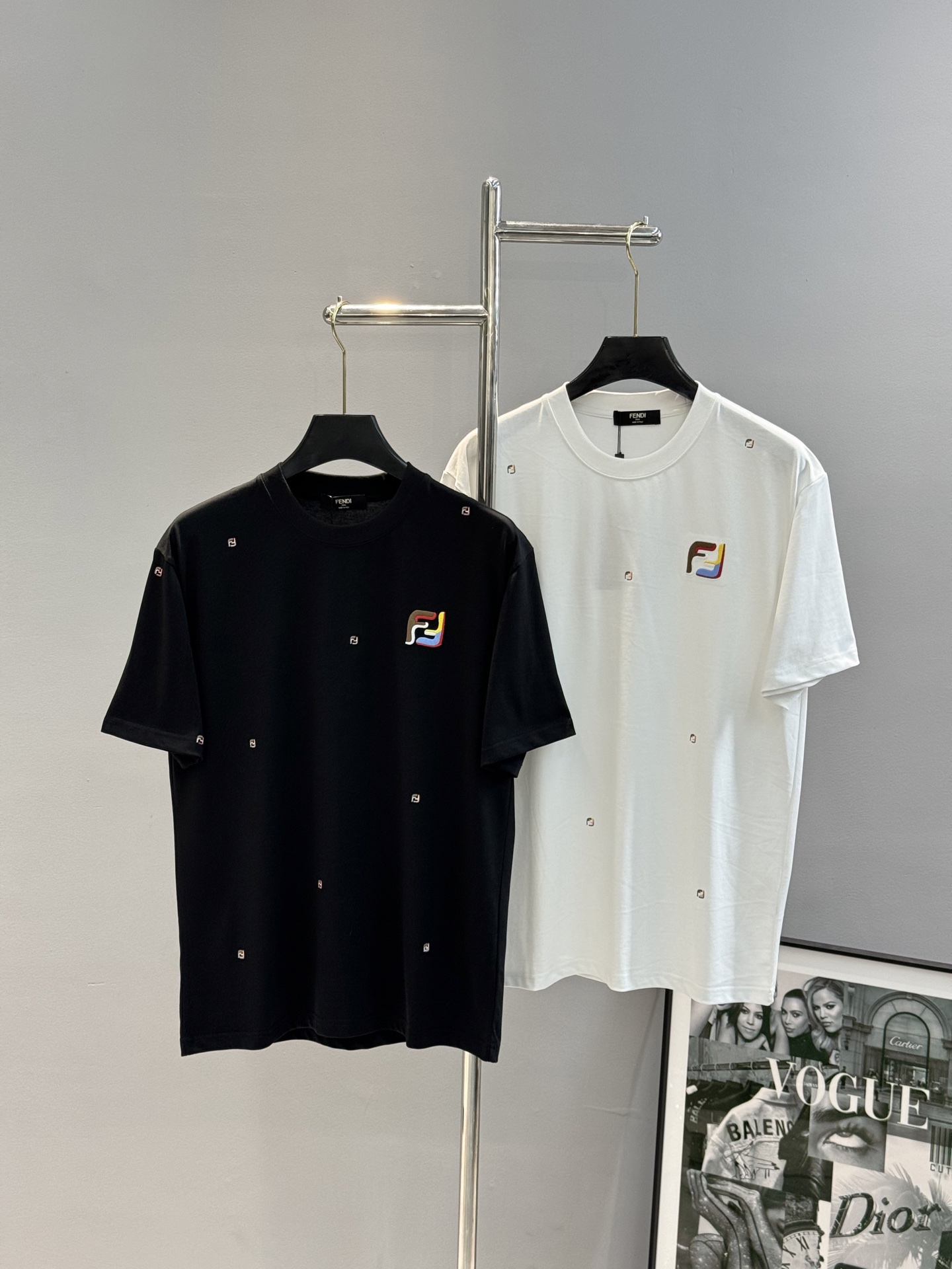 NO:137963,FEND*FenDi 25s new trendy brand T-shirt. The same style as men and women!  Classic brand letter logo!  The evergreen style. Impeccable!  Simple and high-end. The iconic feature of daily clothing. Three-dimensional 3D embroidery craftsmanship. The color layer is full of texture. This item has a versatile style, 260g32 cotton. It is delicate, soft and textured!  Skin-friendly and comfortable!  Fashionable and easy to wear. The single outfit is very nice~ the color is black and white. European code xs-L (175/140 jin recommended S), fendi,tees, t-shirt, alexander wang19860909FEND*芬-迪25s新款潮牌T恤.男女同款！经典品牌字母标识！万年青款式.无可挑剔！简单高级.日常服饰的标志性特征.立体3D绣花工艺.色彩层次质感十足.这款单品风格百搭,260g32支棉质.细腻柔软有质感！亲肤舒适！洋气又好穿单单品.单穿搭配都很nice～颜色黑色.白色.欧码xs-L（175/140斤建议S）,,fendi,tees，t-shirt,alexander wang,Men's clothing