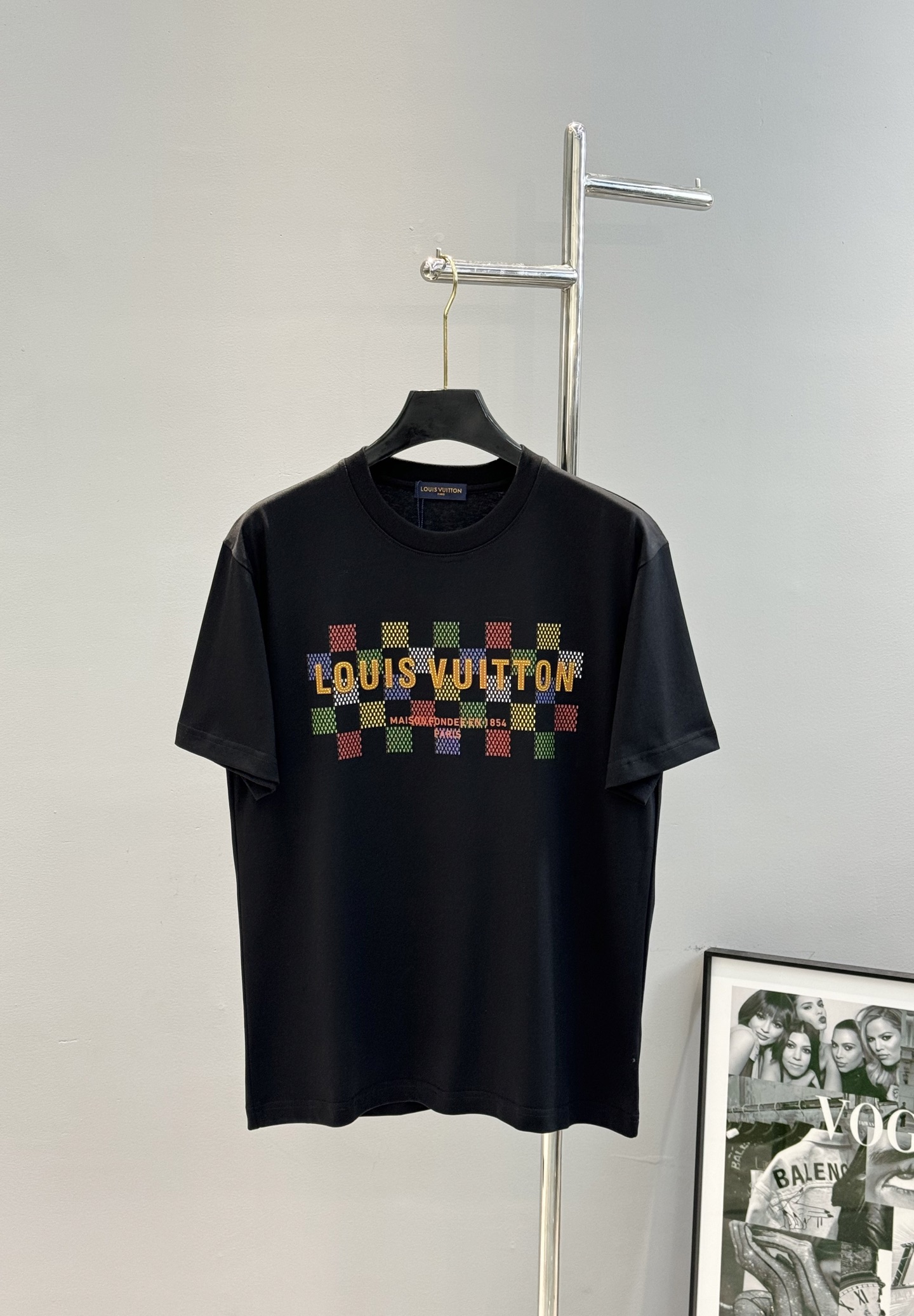 NO:137969,Donkey brand*25s new T-shirt. The same style as men and women!  Age-reducing style slam~ The new century of hot painting layered style is full of sunshine!  !  !  Classic lv three-color chessboard plaid classic design expression. Paired with brand letters fresh color. Customized high-quality 260g pure cotton fabric. Neck thread. Feeling fabric full of texture. Color black. European code Xs-L (175/140 jin recommended L),,louis vuitton,louis vuitton,tees,t-shirt,alexander wang19860909驴牌*25s新款T恤.男女同款！减龄风格满贯～烫画层次风格的新世纪充满阳色彩！！！经典lv三彩棋盘格经典设计表现. 搭配品牌字母清新色彩.订制优质260g纯棉面料.领口螺纹.手感面料质感满满..颜色黑色.欧码Xs-L（175/140斤建议L）,,louis vuitton,louis vuitton,tees，t-shirt,alexander wang,Men's clothing