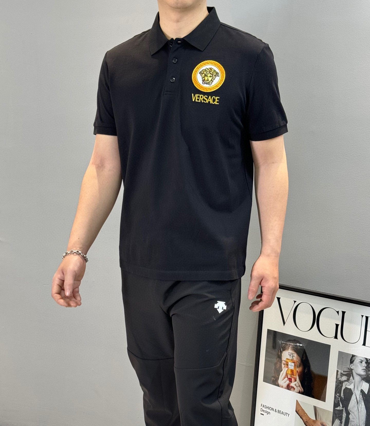 NO:162113,Versac*e Vasaqi 2025ss summer new logo men's lapel Polo shirt!  Classic Medusa style. Simple, fashionable, elegant and elegant. The inner wear is decent and extraordinary. The quality control/detail control of the eyes is taken away by closing the eyes, low-key, luxurious and connotation!  The mesh mercerized cotton cloth is carefully made of fixed mesh. The mesh texture is evenly arranged on the surface of the fabric, with excellent breathability and heat dissipation and sweat resistance. The comfort level of the upper body is completely better than that of ordinary single-sided sweat cloth tissue!  Classic brand three-dimensional graphics on the chest. The characteristics of flocking texture are recommended for men with a basic versatile Polo shirt!  Color black. White. Number of code M-3XL (S and 4XL can be customized) 175/140 jin recommended L, versace, versace, alexander wang19860909Versac*e瓦萨琪2025ss夏季新款 logo男士翻领Polo衫！经典美杜莎款.简约时尚大气不失优雅,单穿内搭体面过人,品质控/细节控的闭眼带走,低调又奢华有内涵！定织网眼珠地丝光棉布精心制成,面料表面排列均匀整齐的网眼纹理,透气性和散热排汗性极佳,上身舒适程度完全优于普通单面汗布组织！胸前经典的品牌立体图形.植绒质感非凡的特质,男士必入基础百搭款Polo衫推荐！颜色黑色.白色.码数M-3XL（S和4XL可订做）175/140斤建议L,,versace,versace,alexander wang,Men's clothing