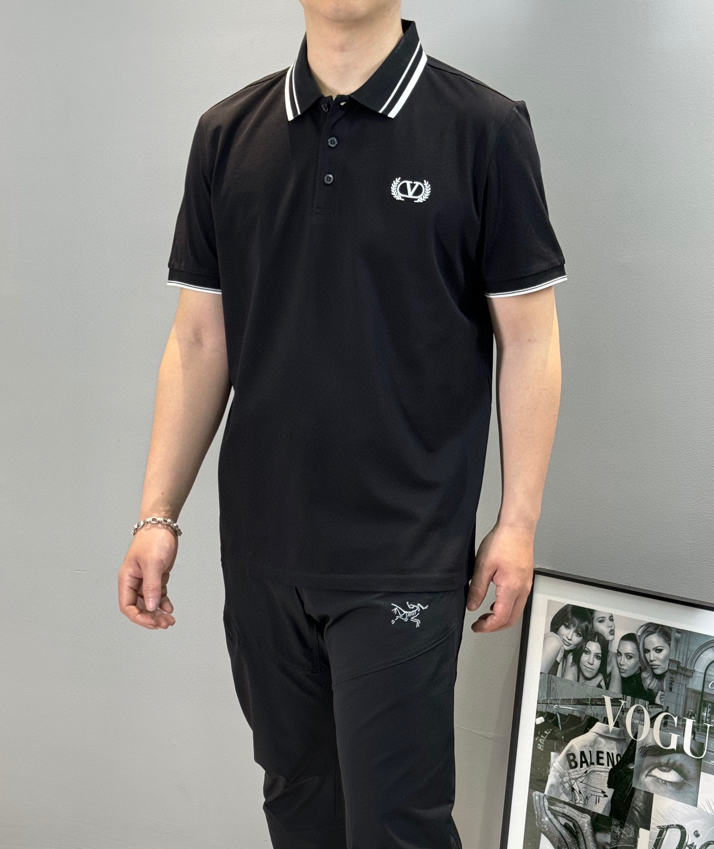 NO:162114,VALE NTINO Warren-Tennu 25s spring and summer men's POLO. New style recommendation. Exquisite striped collar design. Prepare garment custom-woven 100% mercerized bead floor cotton fabric, 3D brand letter graphic embroidery. Chic and elegant... The color matching is light and simple, with a very high space for mixing and matching!  Original hardware and accessories. Three standards are in line!  Color white. Black. Number of code M-3XL (S and 4XL can be customized) 175/140 jin recommended L, valentino, valentino, alexander wang19860909VALE NTINO华伦-天奴25s春夏男士POLO.新款推荐.精致条纹领设计.成衣定织百分百丝光珠地棉面料,3D品牌字母图形绣花.别致典雅....配色轻熟简约,混搭空间极高！原版五金辅料.三标齐！颜色白色.黑色.码数M-3XL（S和4XL可订做）175/140斤建议L,,valentino,valentino,alexander wang,Men's clothing