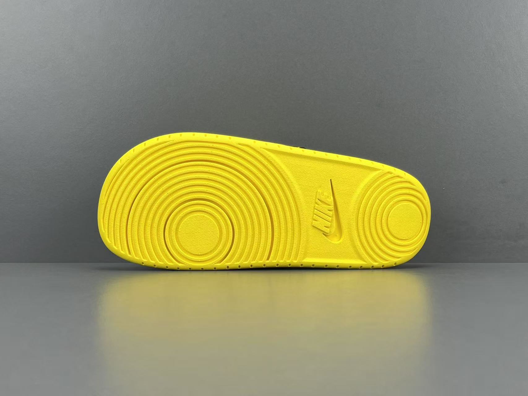 
 【科比拖鞋】Nike Kobe Offcourt 舒适 防滑防磨一字拖鞋 男款 
尺码38.5-48