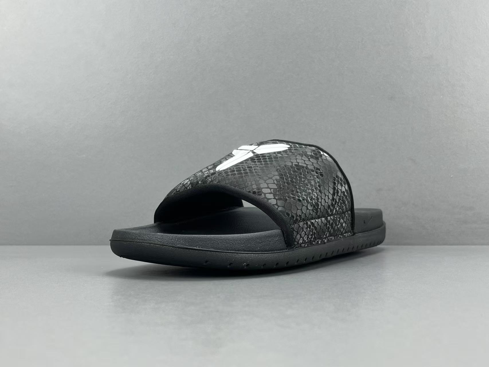 
 【科比拖鞋】Nike Kobe Offcourt 舒适 防滑防磨一字拖鞋 男款 
尺码38.5-48