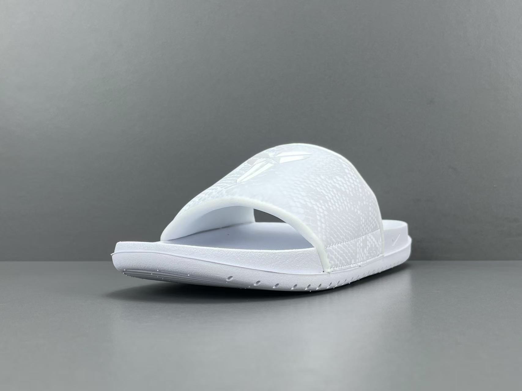 
 【科比拖鞋】Nike Kobe Offcourt 舒适 防滑防磨一字拖鞋 男款 
尺码38.5-48