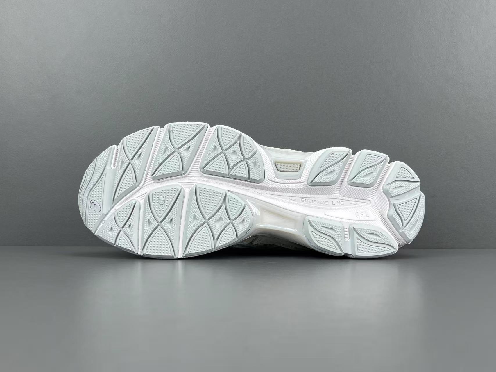  
【新Plus版 亚瑟士】Asics GEL-NYC系列 舒适百搭 低帮 休闲跑步鞋 男女同款 灰白
