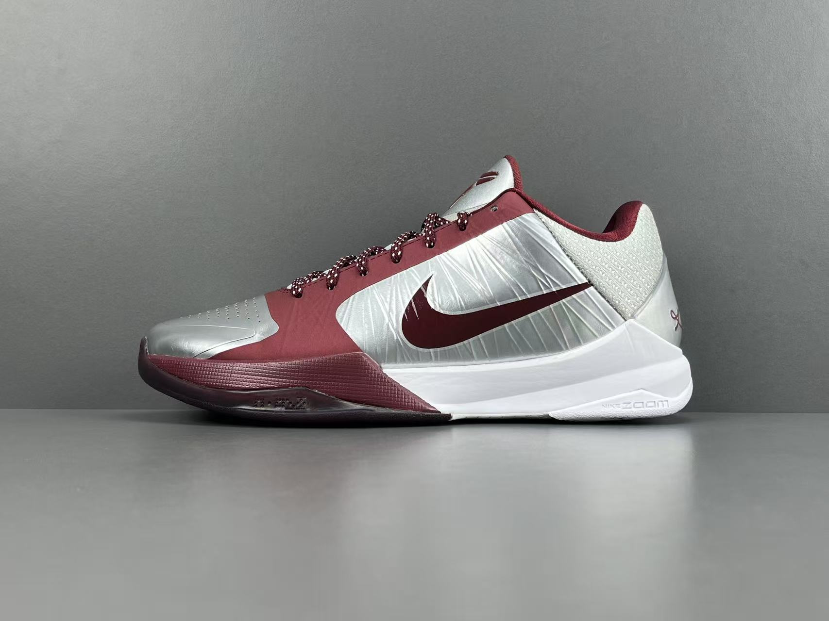 P 渠道优势 支持放店! 【S2版 科比5】Nike Zoom Kobe 5 lower Merion Aces Away 宾夕法尼亚高中2026 S2纯原生产线 科比五代银红复刻 #Zoom Turbo气垫➕后掌EVA缓震 实战配置直接拉满 #原楦纸板开发 鞋身流线型、后跟塑形,区分土肥圆 #原档数据3D打印 鞋面细节匹配原版 #全身鞋材卡料色独家定制 唯一正确喷漆SWOOSH #NK专利Flyknit飞线科技,给予鞋身足够抗扭矩力 #真实底模最大48.5 实战利器 专供海外市场 (脚宽、脚胖 建议买大半码)
