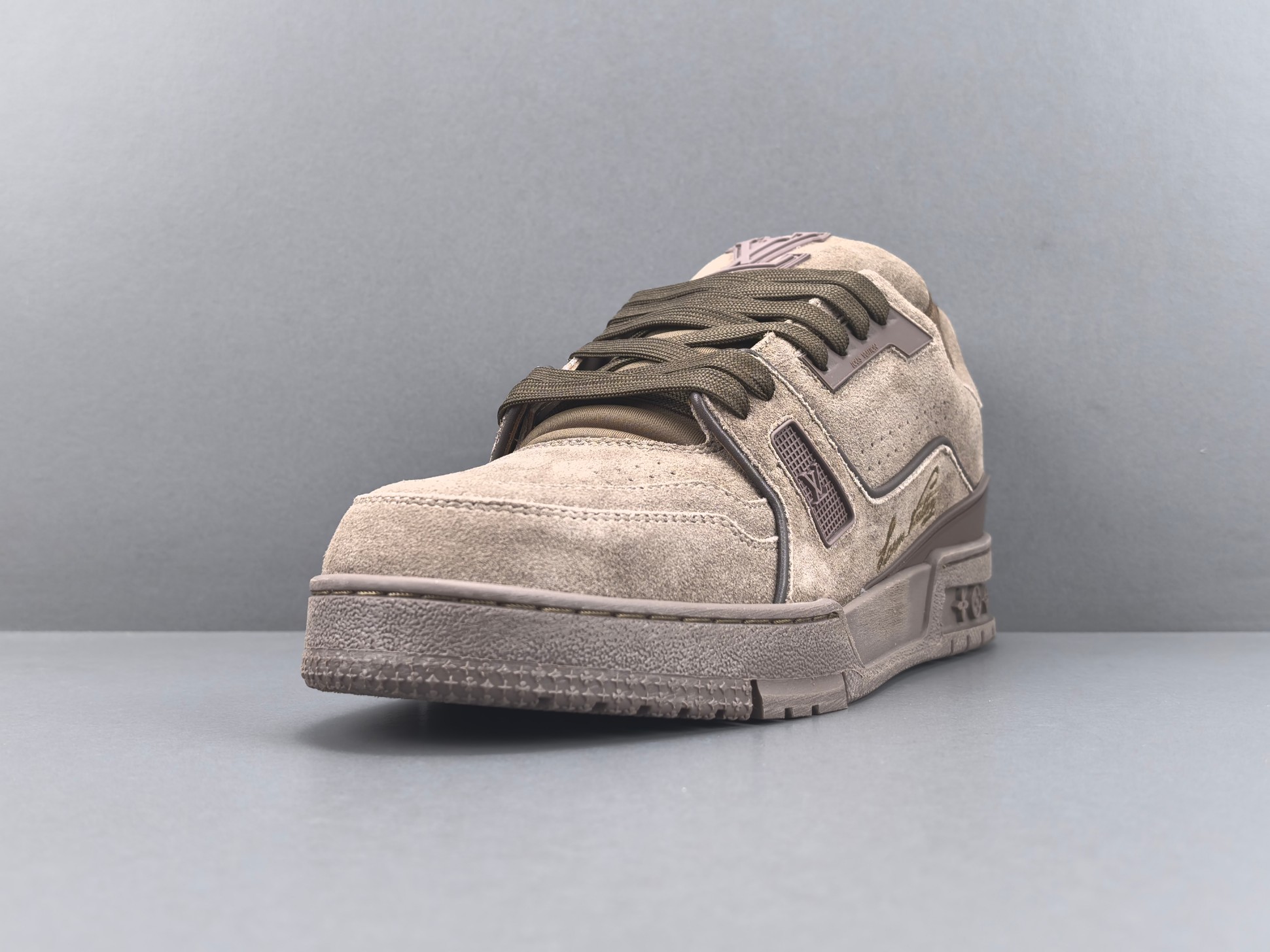 P 【专柜版 驴牌】   LV trainer 