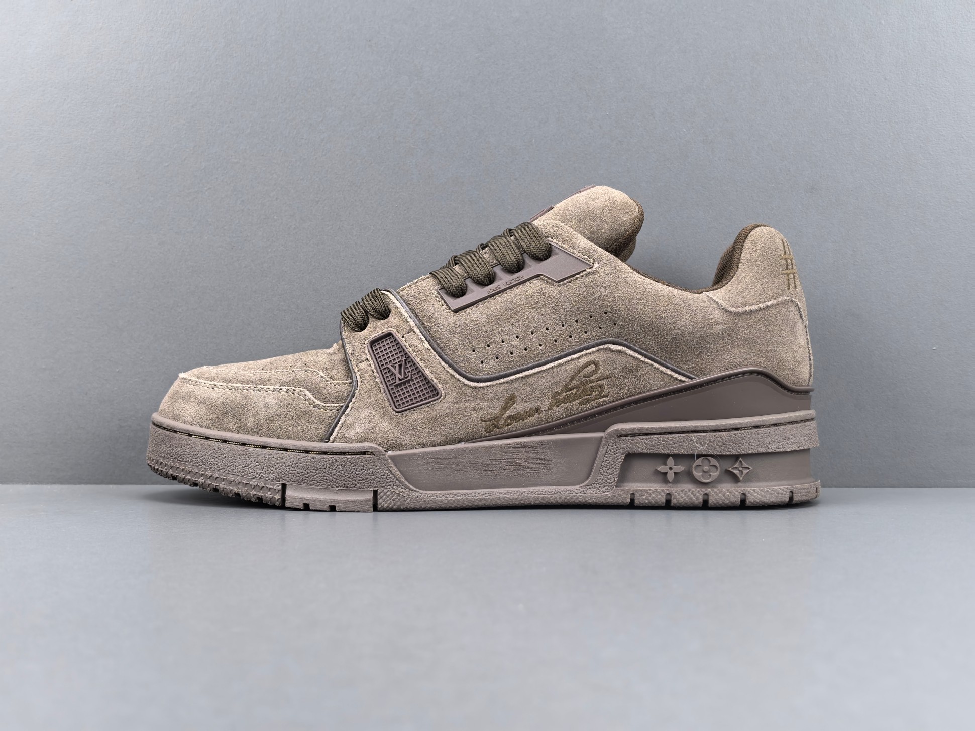 P 【专柜版 驴牌】   LV trainer 