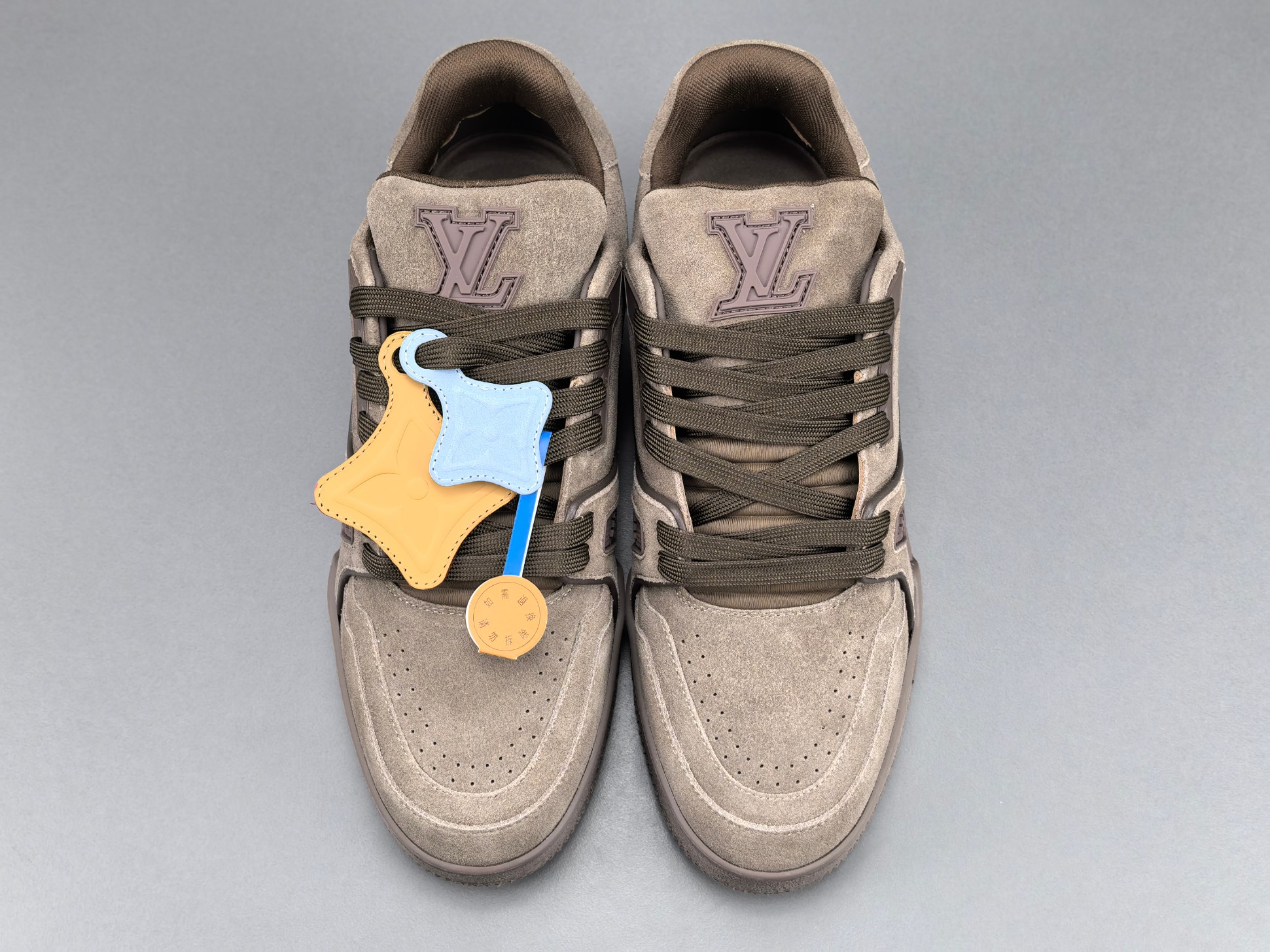 P 【专柜版 驴牌】   LV trainer 