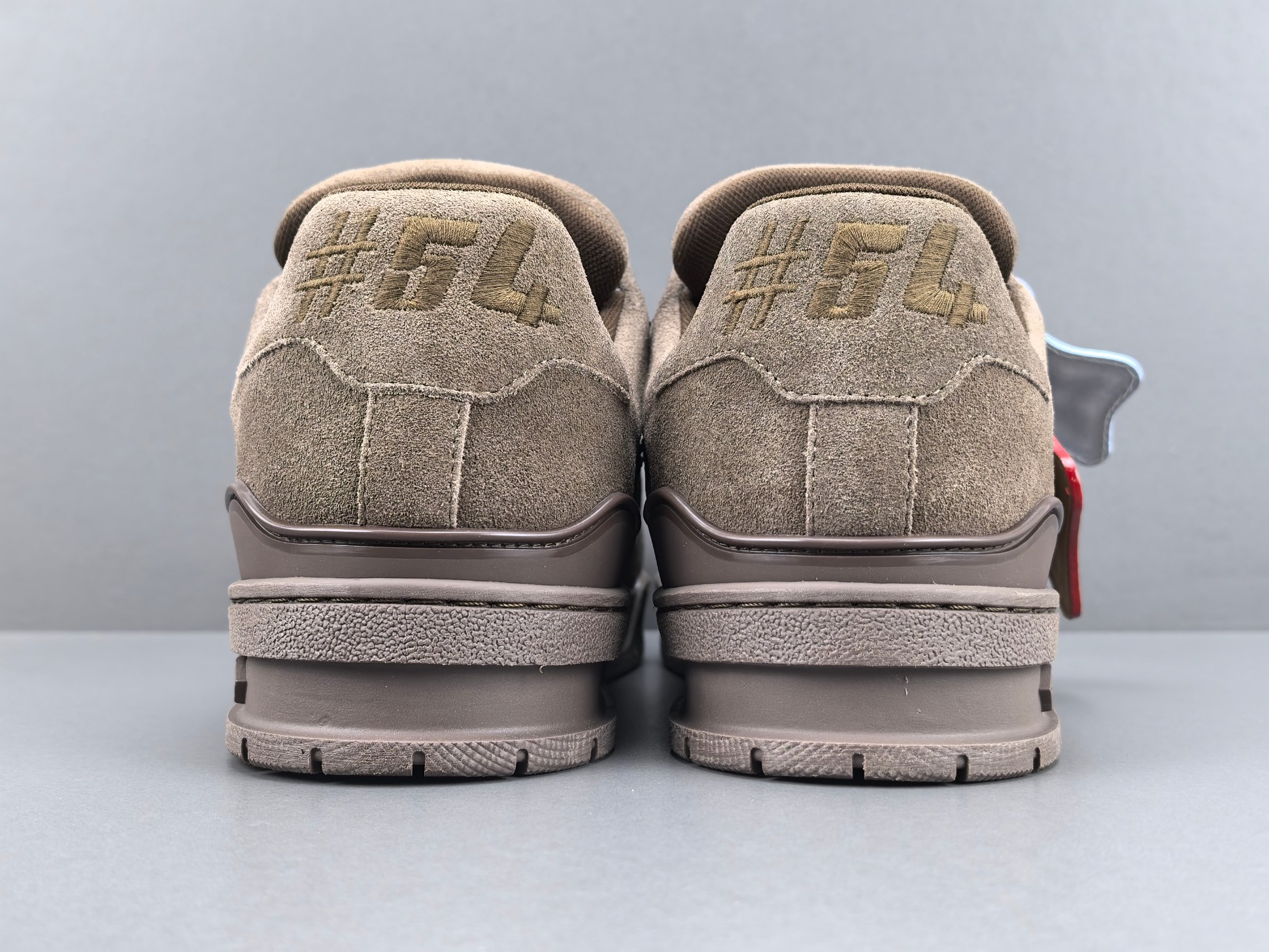 P 【专柜版 驴牌】   LV trainer 