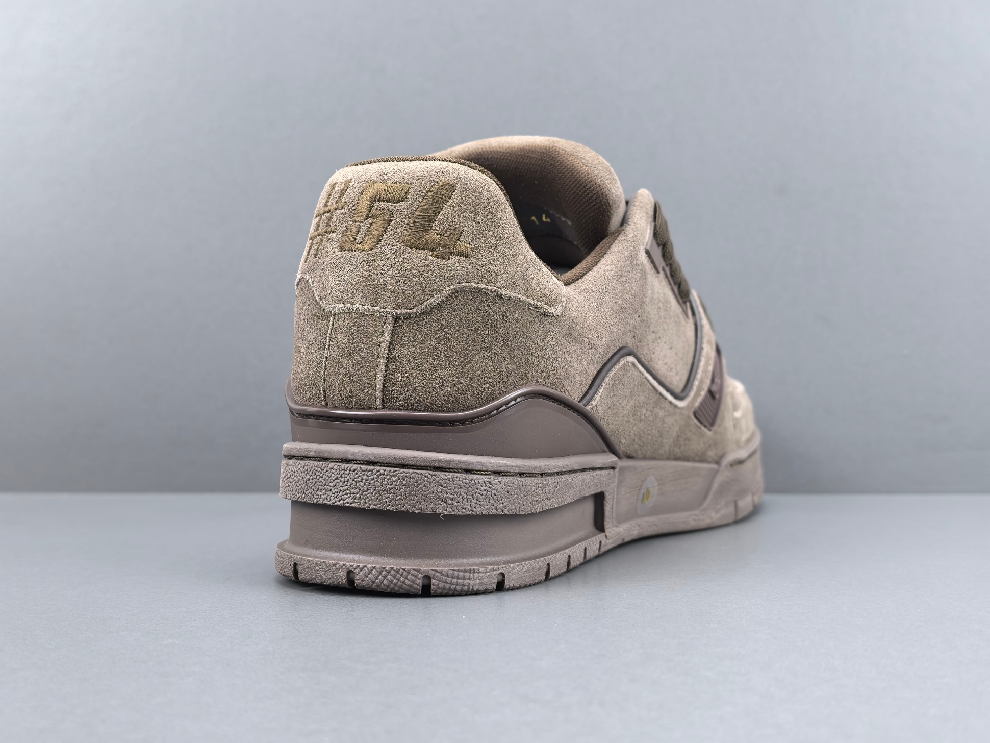 P 【专柜版 驴牌】   LV trainer 