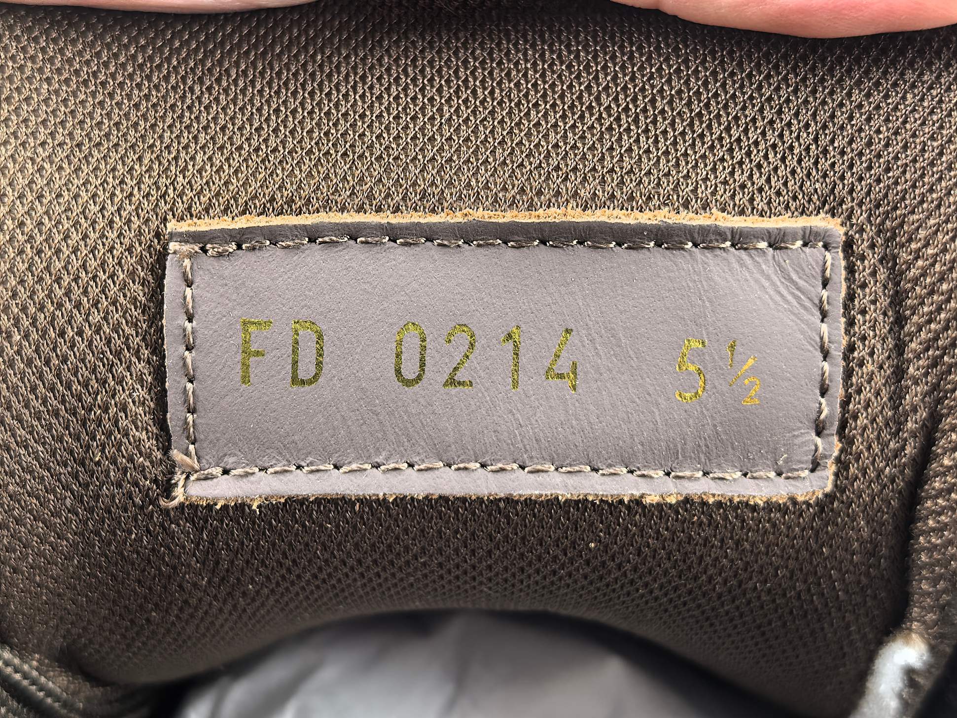 P 【专柜版 驴牌】   LV trainer 