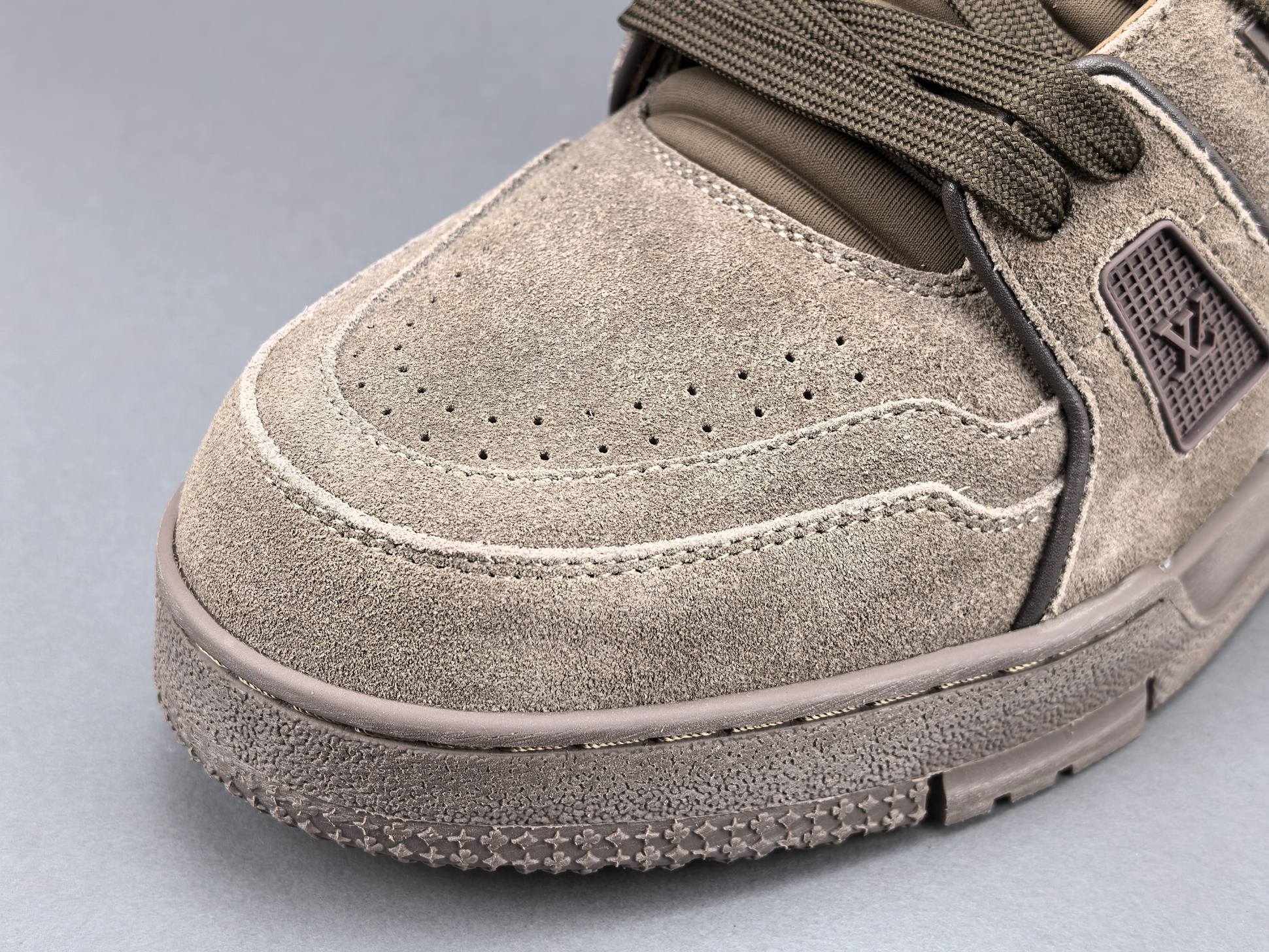 P【专柜版 驴牌】   LV trainer 