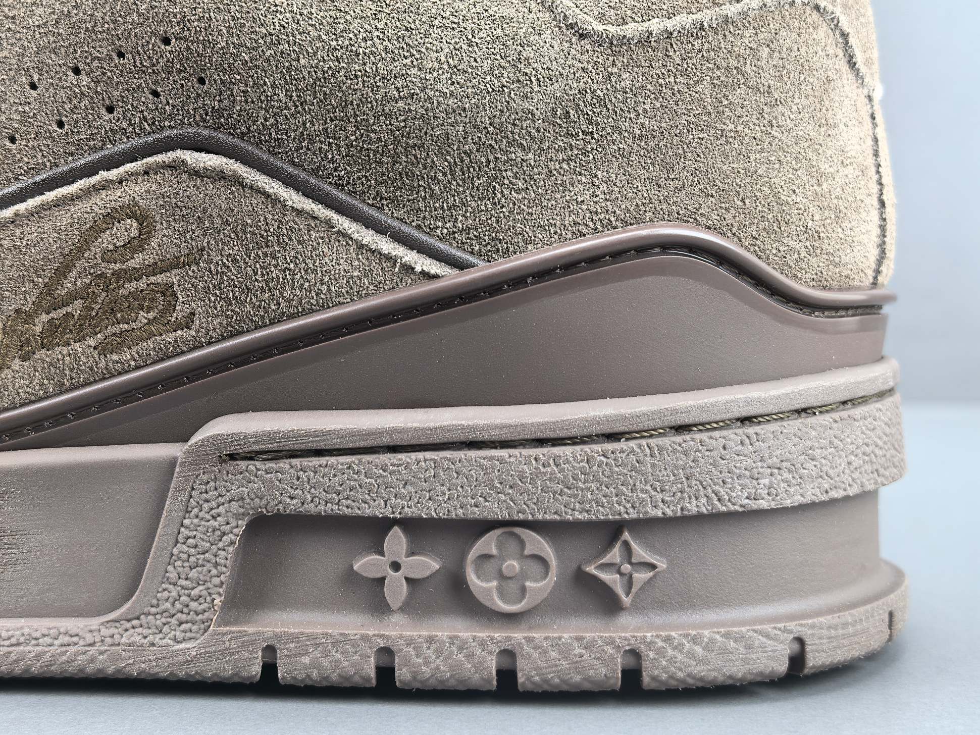 P【专柜版 驴牌】   LV trainer 