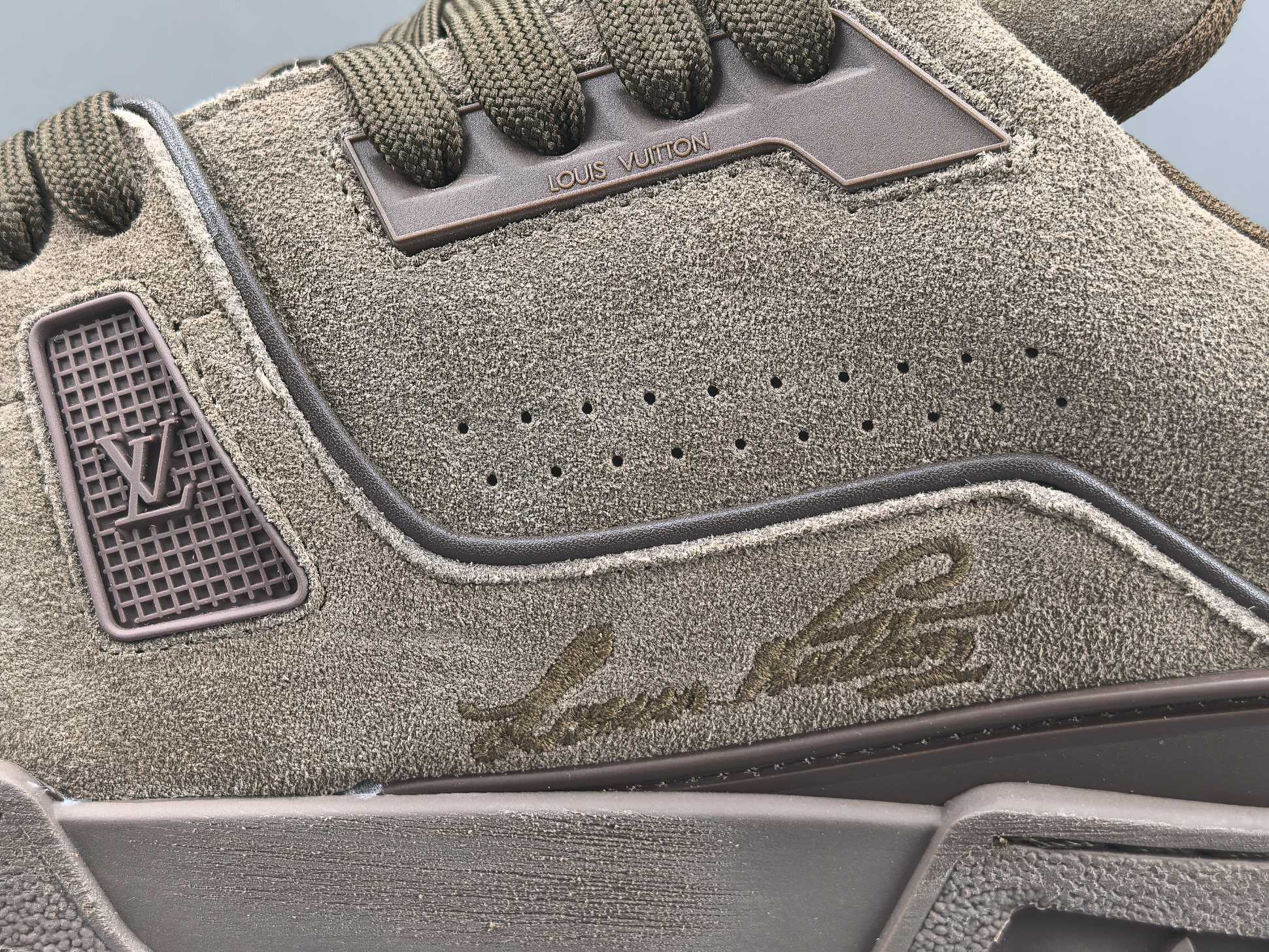 P【专柜版 驴牌】   LV trainer 