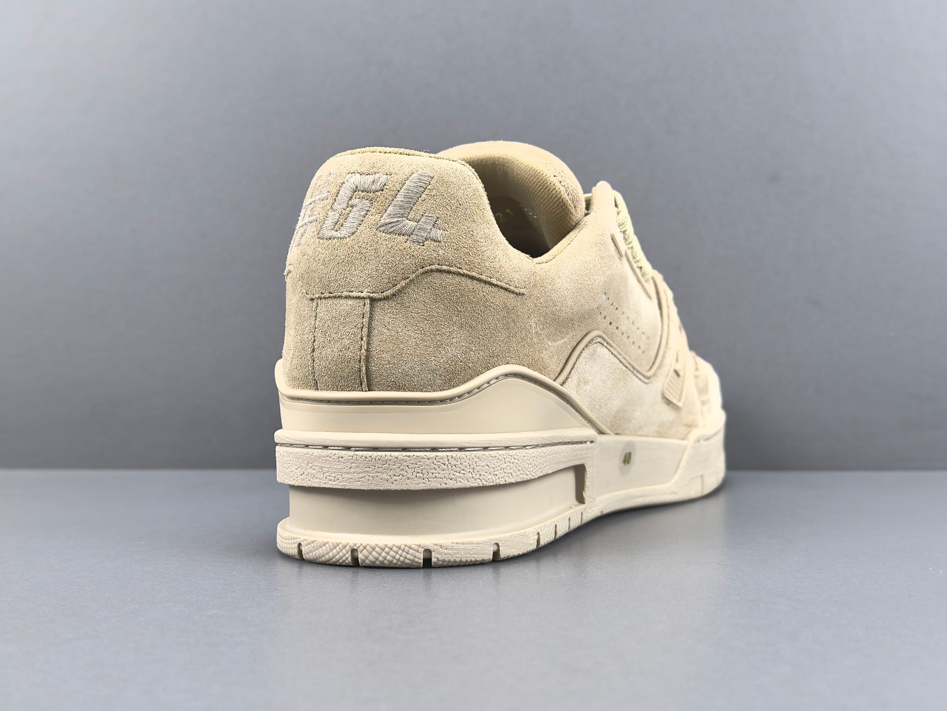 P 【专柜版 驴牌】   LV trainer 