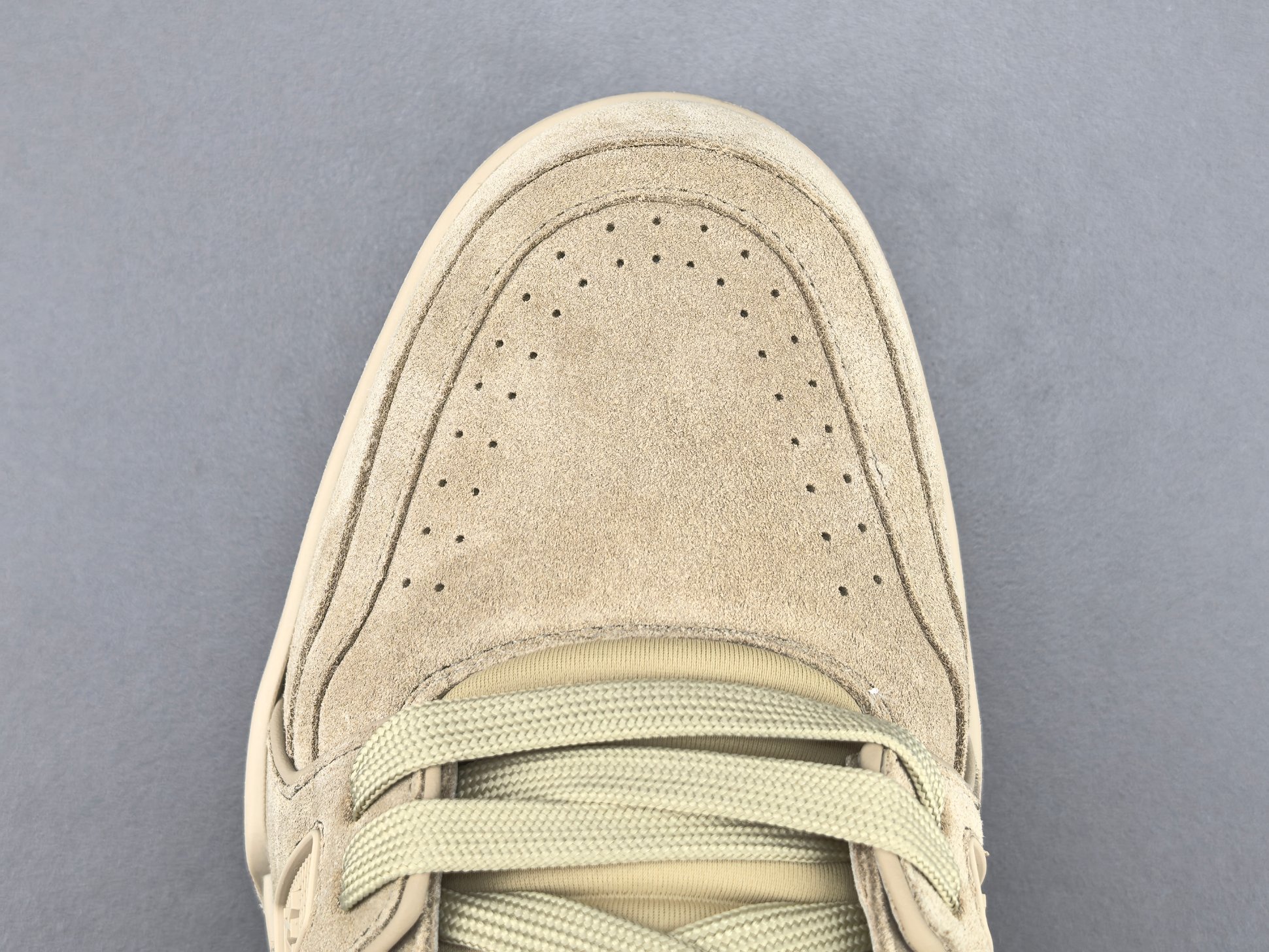 P 【专柜版 驴牌】   LV trainer 