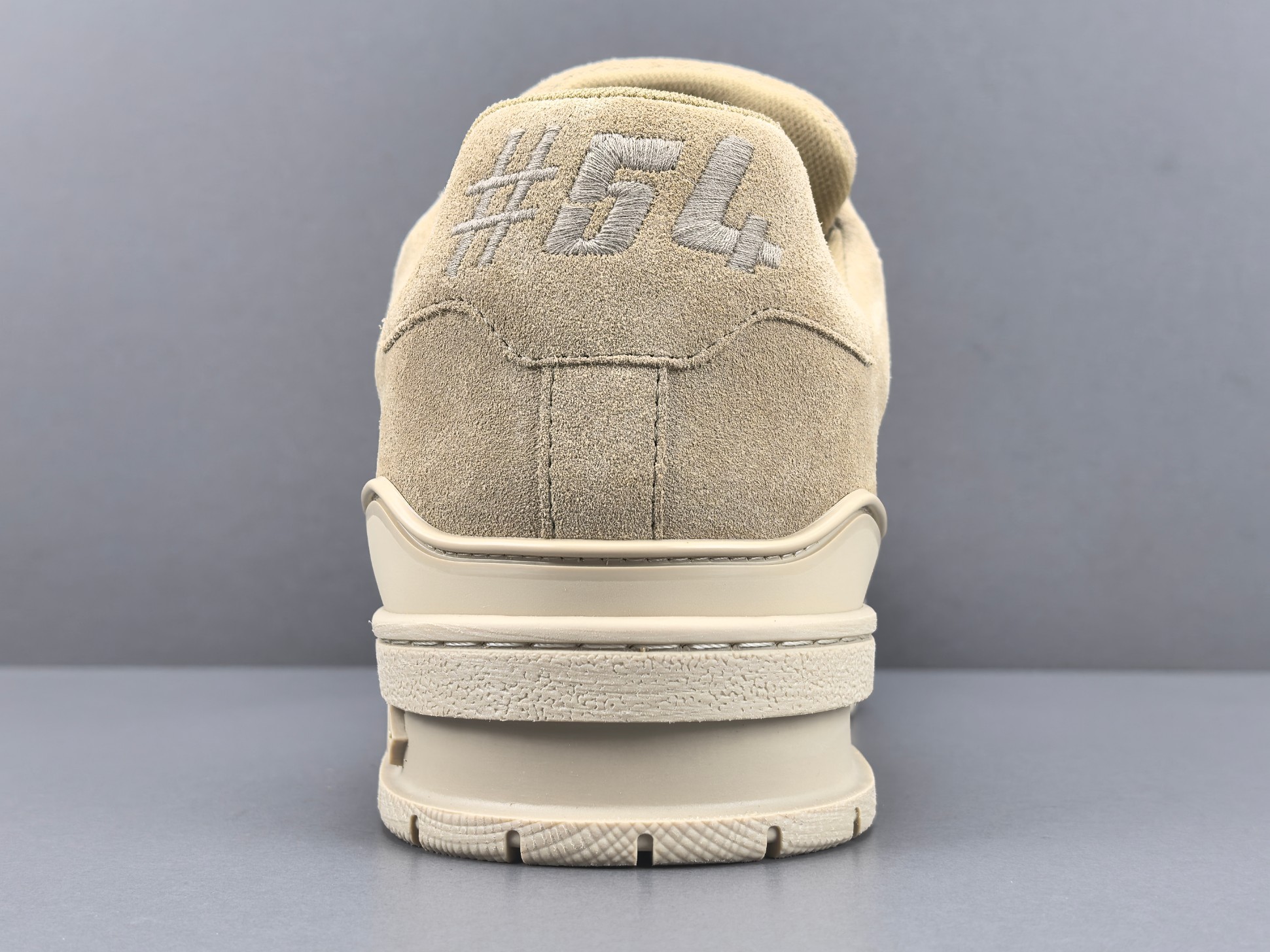 P 【专柜版 驴牌】   LV trainer 