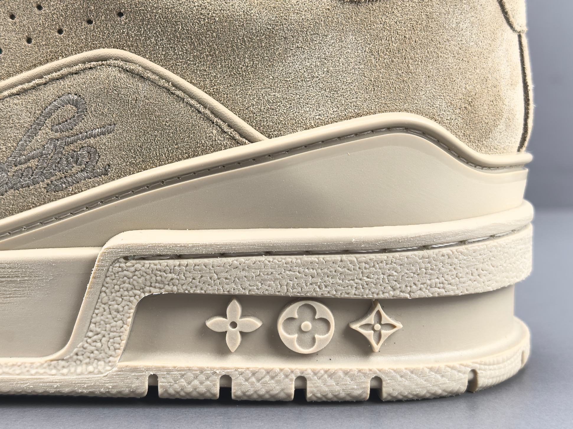P 【专柜版 驴牌】   LV trainer 