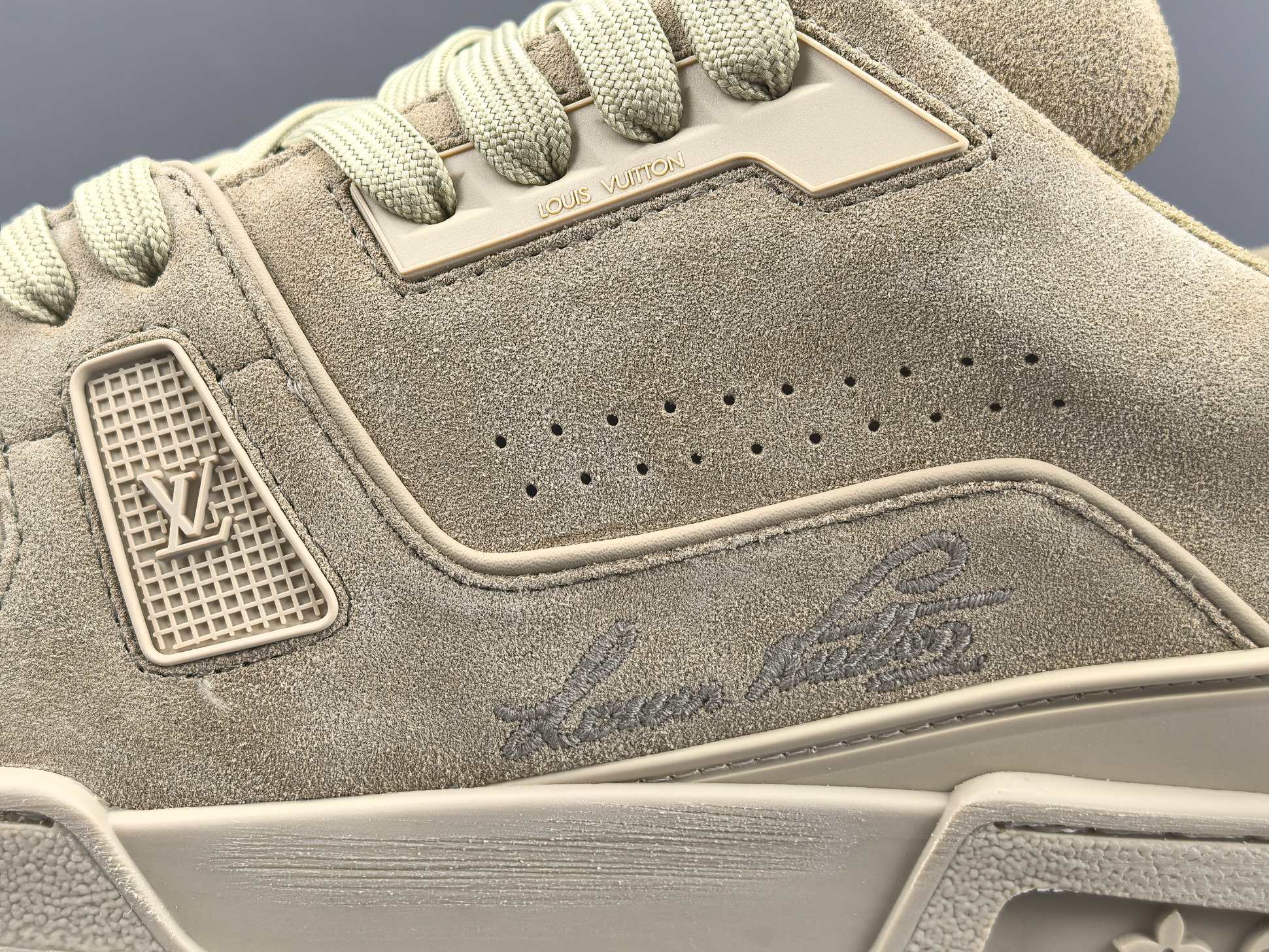 P 【专柜版 驴牌】   LV trainer 
