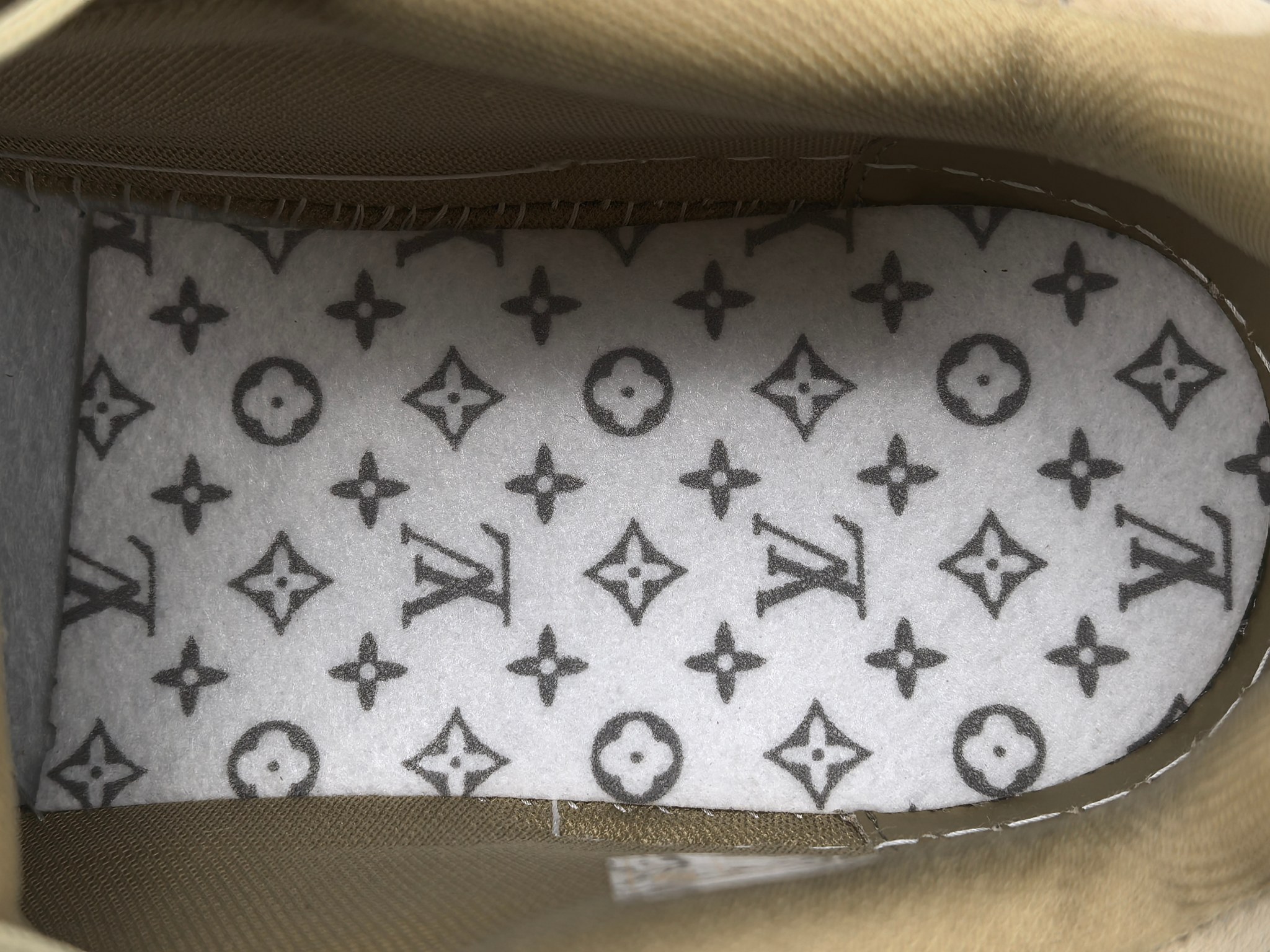 P 【专柜版 驴牌】   LV trainer 