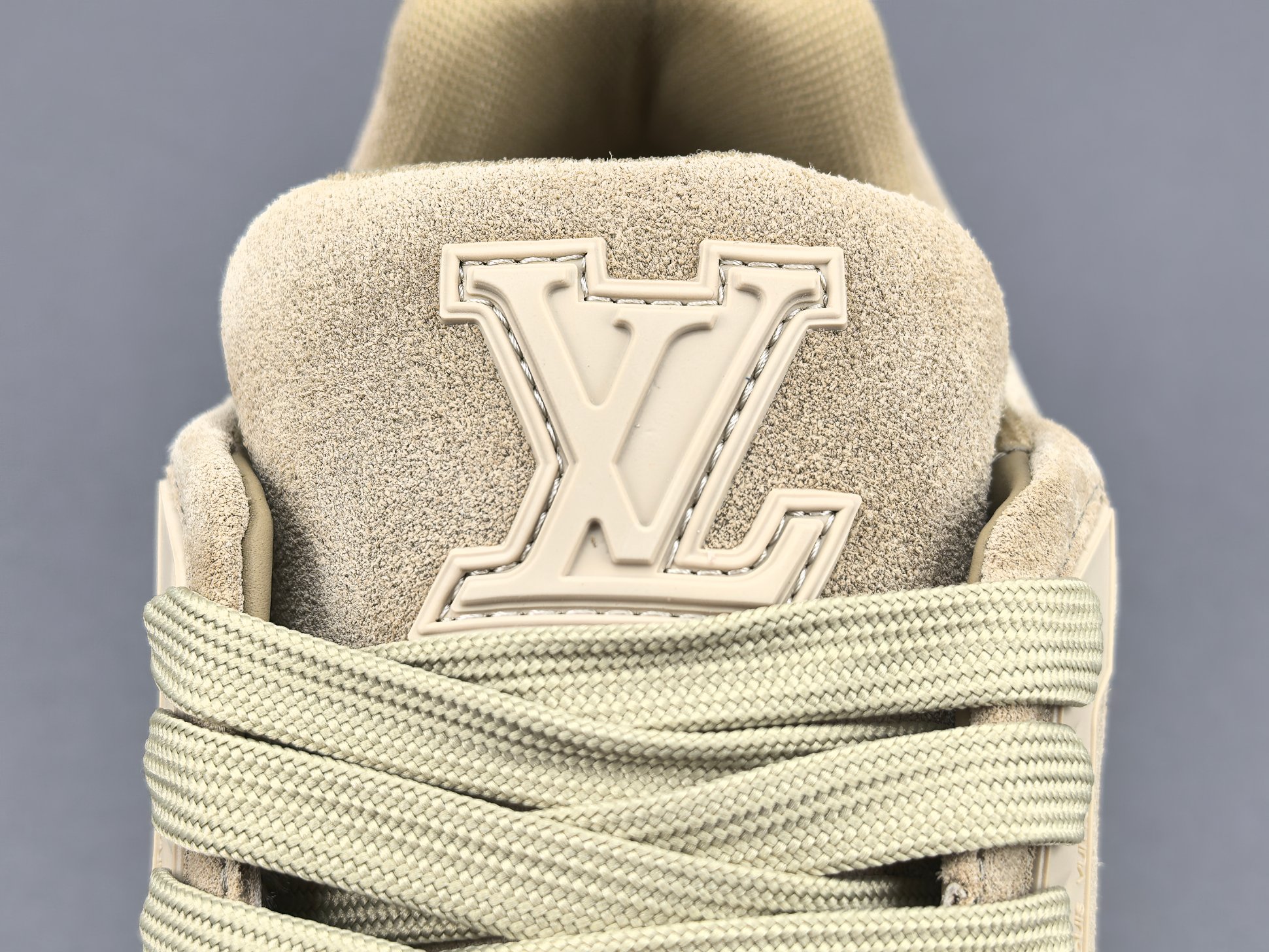 P 【专柜版 驴牌】   LV trainer 