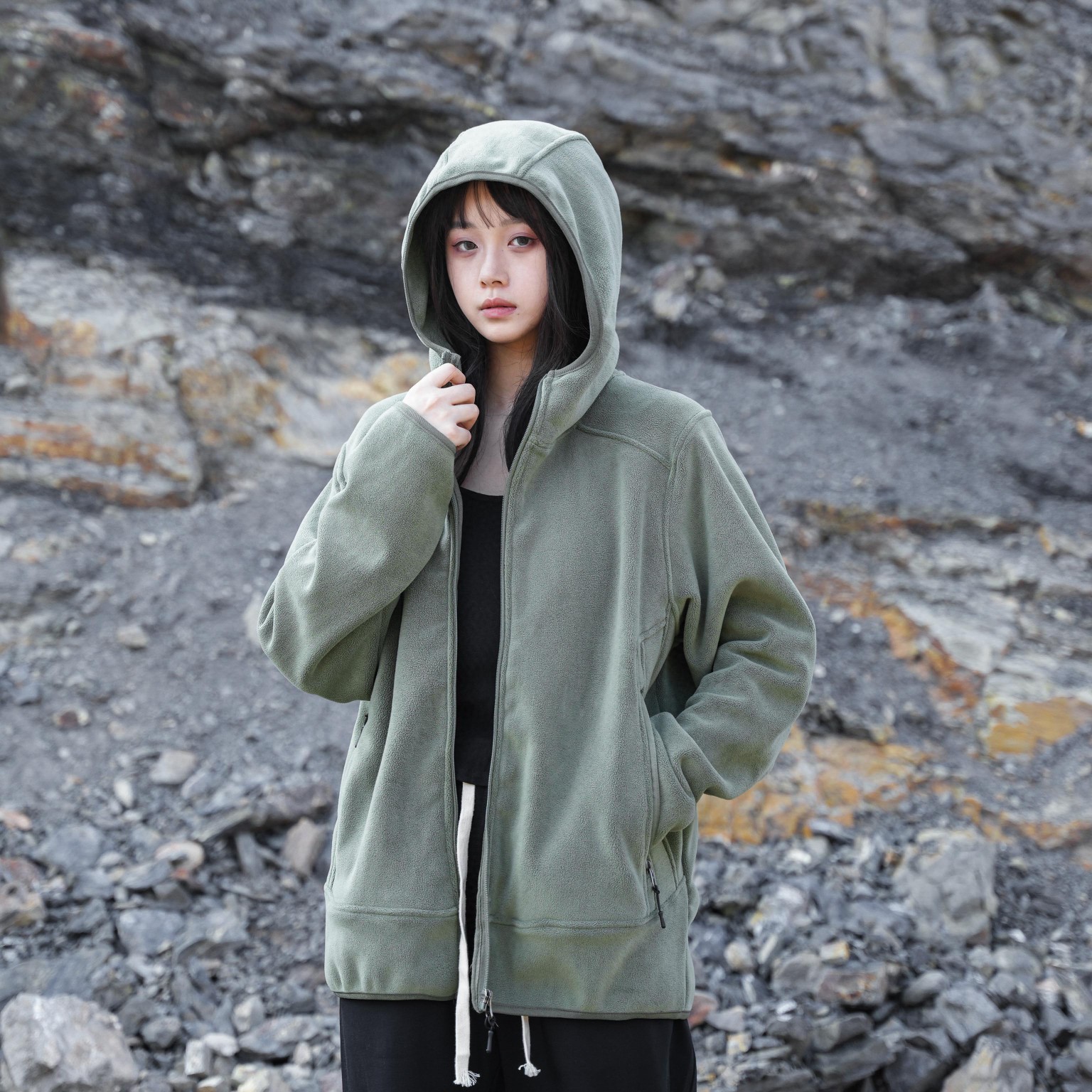 🛒购物价：173💰[原标包装吊牌.户外必备单品新款发售]迪桑特 徽标logo印花男女款复合摇粒绒抓绒拉链连帽开衫外套.
材质：羊羔绒抓绒材质.
辅料：三标齐 YKK拉链. 
工艺： 立体剪裁.
尺码： M-XXL
版型：直筒.
尺码详情看图九