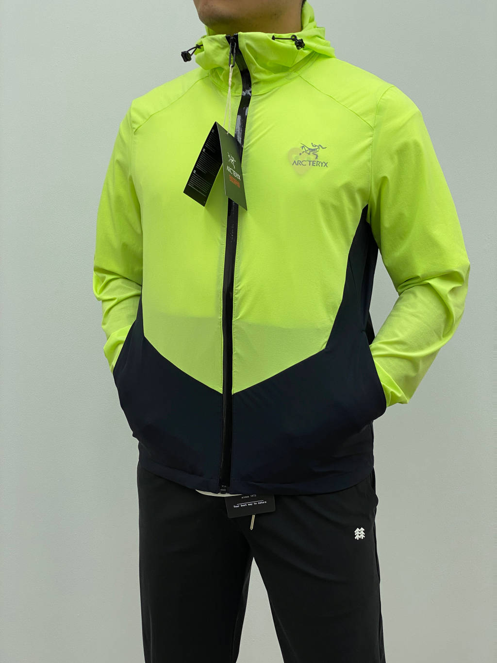 高标准选精品✨通版多擦亮👀,🐮货冲冲冲 🌟 供💰250
始祖鸟*ARC'TERYX*25年最新款男士户外弹力冰丝透气超帅的一款连帽风壳防晒服 !夏季冰丝薄款!
款号:202426601
这个款同样也是采用了
40d纳米纳米褶皱冰感尼龙面料,拼接撞色设计,给你不一样的视觉冲击力
手感真的是超级超级治愈.
薄款的冰爽面料 手感饱满,柔软亲肤
冰感效果好,面料防刮耐磨,不勾丝!
隐形斜插拉链口袋 ,夏季更加方便实用!
细节做得非常到位.
触感更柔软
防风防泼水 富有弹性的技能设计款
胸前采用黑胶无缝压胶防水拉链
亲肤丝滑,透气性效果贼好
高颜值立体山系户外剪裁 立领机能软壳防晒服 版型简约 大气 不挑人
轻盈飘逸放飞好心情全新一代
轻质科技面料
轻薄度,柔软度均有提提升
防泼拒水
透气排湿
紧致的纤维结构令
面料的轻薄特征保证了气体
表面产生荷叶拒水效应
传导的即时性,干爽舒适
Upf 50+ 防晒防紫外线功能性
强烈推荐夏季必备自留款!
颜色:黑绿色,黑灰色
尺码:M-3XL
M: 肩宽45 胸围108 衣长 67 袖长63
L:肩宽46 胸围112 衣长69 袖长65
XL:肩宽47 胸围116 衣长71 袖长67
2XL:肩宽48 胸围120 衣长73 袖长69
3XL:肩宽49 胸围124 衣长75 袖长70
M:110-130斤
L:130-150斤
XL:150 -170斤
2XL:170-190斤
3Xl:190-205斤