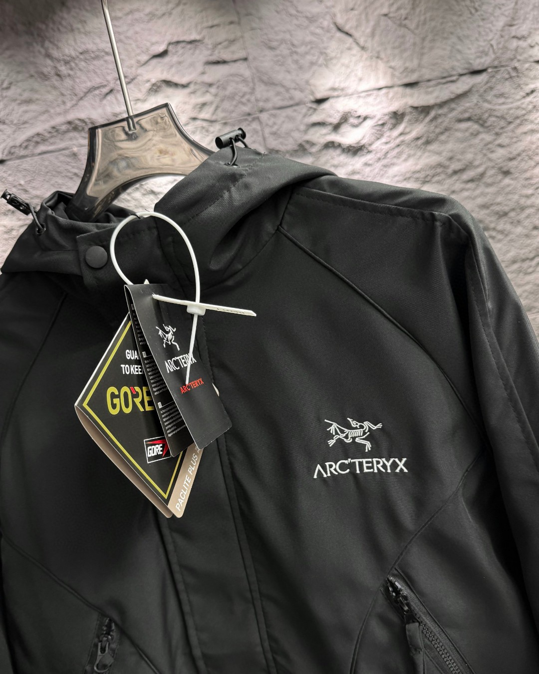 💰184
Arcteryx始祖鸟软壳防风防水拉链连帽多口袋纯色冲锋衣外套夹克 
专柜同款，万针刺绣大鸟，一款可以上（得物）的精品外套
春秋冬三季都可以穿
始祖鸟新款重工重新软壳冲锋衣秋冬户外登山旅行夹克情侣款
防风防雨冲锋衣连帽外套。城市户外轻量化 防风防水 简约纯色百搭夹克冲锋衣外套 户外防水冲锋衣、秋冬防风保暖软壳 、耐磨而高度防风的外层，底料舒适保暖、活动自如，带来更好的防风防水保暖性，
表现突出，面料是定制的防水防风透气户外极轻量化的一件冲锋衣夹克、重量更轻这件夹克设计简洁而通用
YYK拉链，带来更好的防风防水保暖性，这款防风透气的连帽衣是追求灵活性的登山者的理想选择。
颜色：黑色，
尺码：L，xL，2xL，3xL
尺码详情看图九