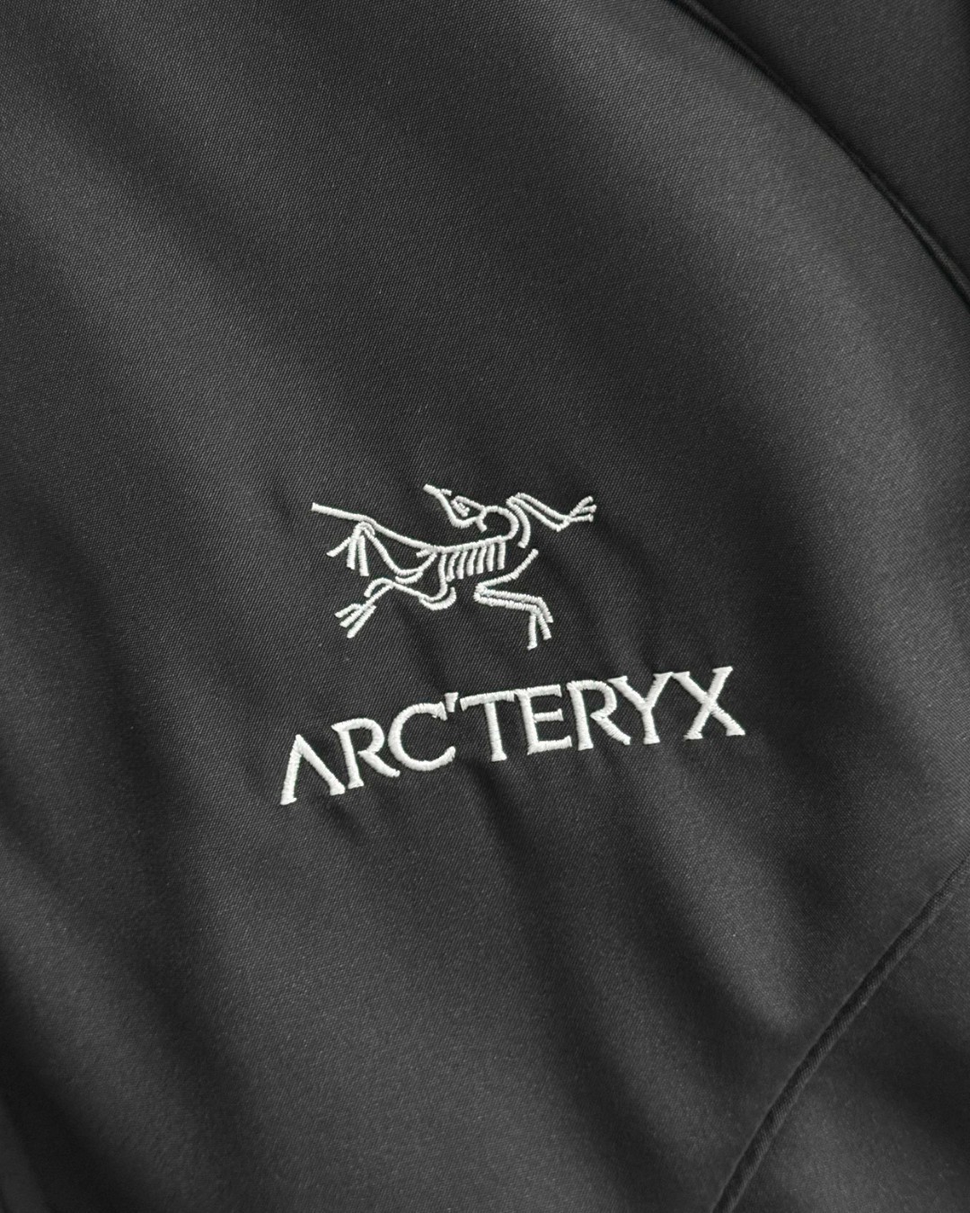 💰184
Arcteryx始祖鸟软壳防风防水拉链连帽多口袋纯色冲锋衣外套夹克 
专柜同款，万针刺绣大鸟，一款可以上（得物）的精品外套
春秋冬三季都可以穿
始祖鸟新款重工重新软壳冲锋衣秋冬户外登山旅行夹克情侣款
防风防雨冲锋衣连帽外套。城市户外轻量化 防风防水 简约纯色百搭夹克冲锋衣外套 户外防水冲锋衣、秋冬防风保暖软壳 、耐磨而高度防风的外层，底料舒适保暖、活动自如，带来更好的防风防水保暖性，
表现突出，面料是定制的防水防风透气户外极轻量化的一件冲锋衣夹克、重量更轻这件夹克设计简洁而通用
YYK拉链，带来更好的防风防水保暖性，这款防风透气的连帽衣是追求灵活性的登山者的理想选择。
颜色：黑色，
尺码：L，xL，2xL，3xL
尺码详情看图九