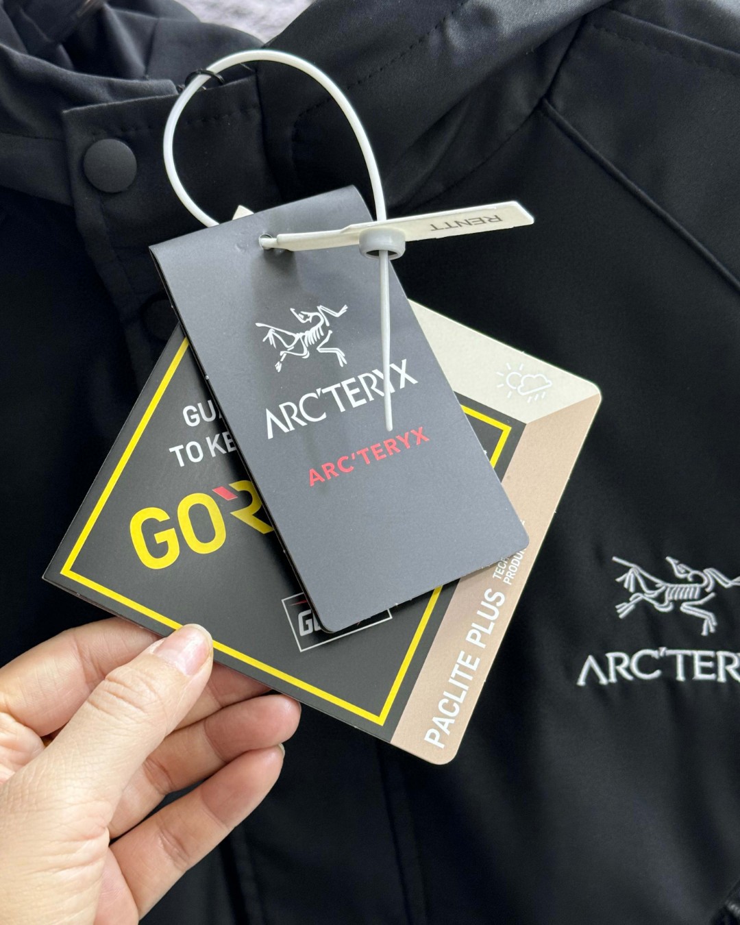 💰184
Arcteryx始祖鸟软壳防风防水拉链连帽多口袋纯色冲锋衣外套夹克 
专柜同款，万针刺绣大鸟，一款可以上（得物）的精品外套
春秋冬三季都可以穿
始祖鸟新款重工重新软壳冲锋衣秋冬户外登山旅行夹克情侣款
防风防雨冲锋衣连帽外套。城市户外轻量化 防风防水 简约纯色百搭夹克冲锋衣外套 户外防水冲锋衣、秋冬防风保暖软壳 、耐磨而高度防风的外层，底料舒适保暖、活动自如，带来更好的防风防水保暖性，
表现突出，面料是定制的防水防风透气户外极轻量化的一件冲锋衣夹克、重量更轻这件夹克设计简洁而通用
YYK拉链，带来更好的防风防水保暖性，这款防风透气的连帽衣是追求灵活性的登山者的理想选择。
颜色：黑色，
尺码：L，xL，2xL，3xL
尺码详情看图九