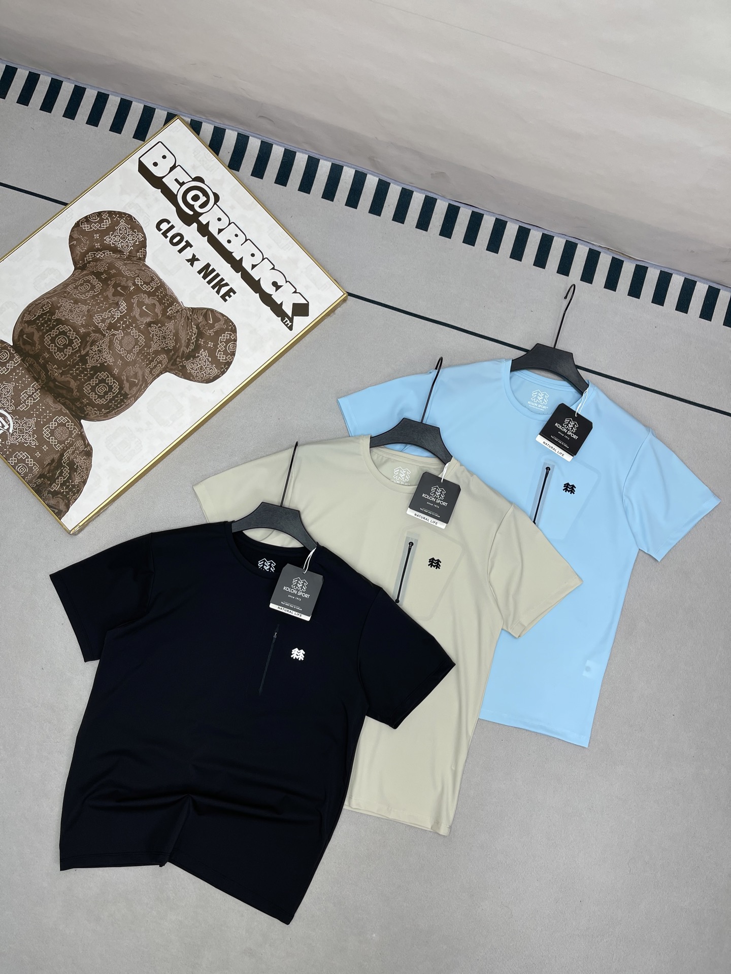 💰110蓝色无
KOLON SPORT可隆短袖男士拉链口袋吸湿速干T恤透湿夏季打底上衣
登山、健身、日常通勤装,合身不紧身,宽松不松垮,纤秾合度,舒适不勒!恰如其分的科学立体剪裁,实打实的不挑人,强悍的给力实穿性,决对值得你为之心服!!左胸前的LOGO上的标识,既增长品牌辨识度又增长耐洗不掉性!既证实了品牌身份,也为耐穿打下了根底!在细节上还是很到位!拉链处品牌立体LOGO不轻易掉的设计是很好的一个小细节,是一款反单回购率超高的爆款!面料弹力,亲肤舒适!两个字:绝了 !
颜色 : 黑色 蓝色 卡其色
尺码 : M-3XL