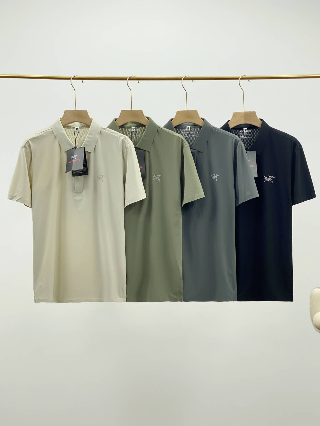 供💰95
始祖鸟/ARCTERXY*25年夏季新款男士经典通勤时尚短袖翻领无痕冰丝纽扣款polo衫!
舒适可运动功能面料激光切割无痕压胶工艺开叉设计!!
这款polo品牌方客供面料，采用备受好评的锦纶舒可运动功能面料，具有吸湿排汗速干性能，轻量不易皱不变形不褪色，这种面料比普通的朱迪棉贵很多，领子怎么洗都不会变形，穿几年都没问题，面料手感冰凉，上身舒适透气，四面含弹，穿着不拘束不紧绷。腋下拼接网眼设计，垂感好流汗速干不贴身，上身如瀑布般倾泻的造型，面料具有波光粼粼的光泽感，一眼贵的视觉效果.
领口、衣袖、下摆都运用高级的无痕压胶的工艺，上身效果也是超级完美的，下摆开叉设计，也压胶工艺，层次感十足，没有一丝线头，上身一种&ldquo;天衣无缝&rdquo;的流畅体验! 男人不穿一次都不知道会有多帅
低调而极简的高级!
翻领设计 恰到好处的正式感和优雅
营造干练利落型男形象!
款号：2525256111
颜色：黑色，奶茶，米色，深灰
尺码:Xl-4XL
XL衣长66胸围104肩宽46
建议110-130斤左右
2XL衣长68胸围108肩宽48
建议130-150斤左右
3XL衣长70胸围112肩宽50
建议150-170斤左右
4XL衣长72胸围116肩宽52
建议170-190斤左右







