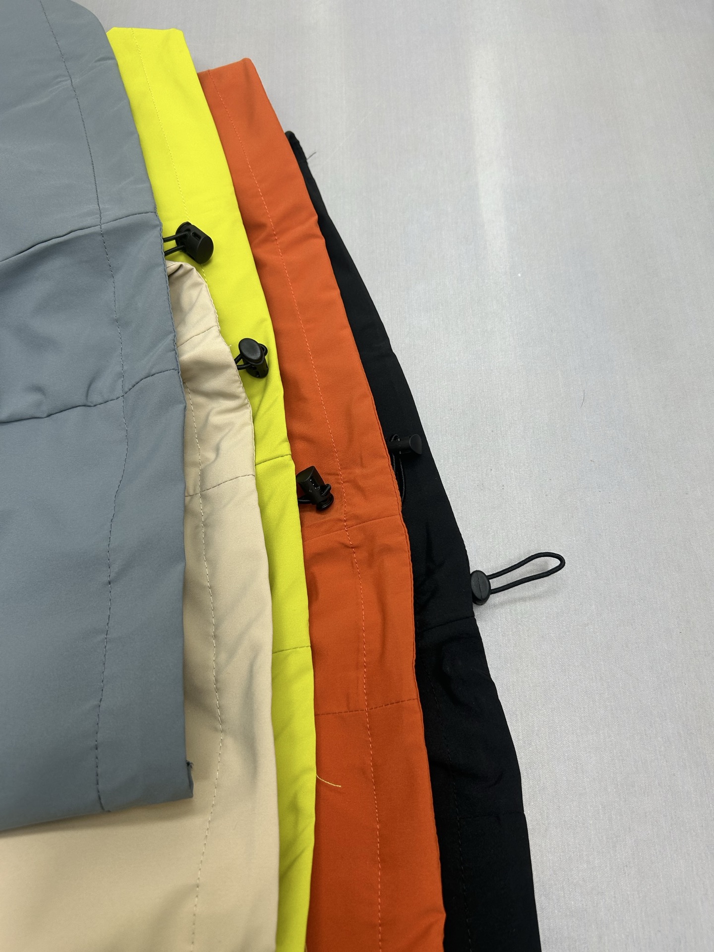 🛒购物价：173💰[原标包装吊牌.户外必备单品新款发售]ARCTERYX 始祖鸟春夏25s爆款冰丝薄款防晒服速干男女宽松可脱卸连帽皮肤衣户外运动连帽防晒衣上新，upf值100+，冰丝面料 冰霜降温衣，一件多穿，早晚薄外套 防晒隔离衣,帽子可以拆卸成立领设计，面料是网格十字编织的技术，可以快速散热透气，外空气和肌肤产生的热气循环🔁，适应多种湿度，温度的天气!上身效果就像敷面膜 触感冰凉爽快，科技功能面料，可以在夏日高温的环境下快速🔜降低体温， 提升舒适度，防晒保护紫外线的阻隔率高达百分之99 ，专业实测 预防晒黑嗮伤衣服剪裁是弧线型设计 ，显肩窄显瘦，腋下前后全侧透气孔  不闷热，口袋带拉链防丢安全 ，全身有3出36反光条设计，夜跑 钓鱼鱼自带安全感宽松版型休闲宽松  ，不挑人不挑身形 闭眼入 
尺码：M-5xl
颜色：黑色  卡其  慕云灰  荧光绿  橘红






