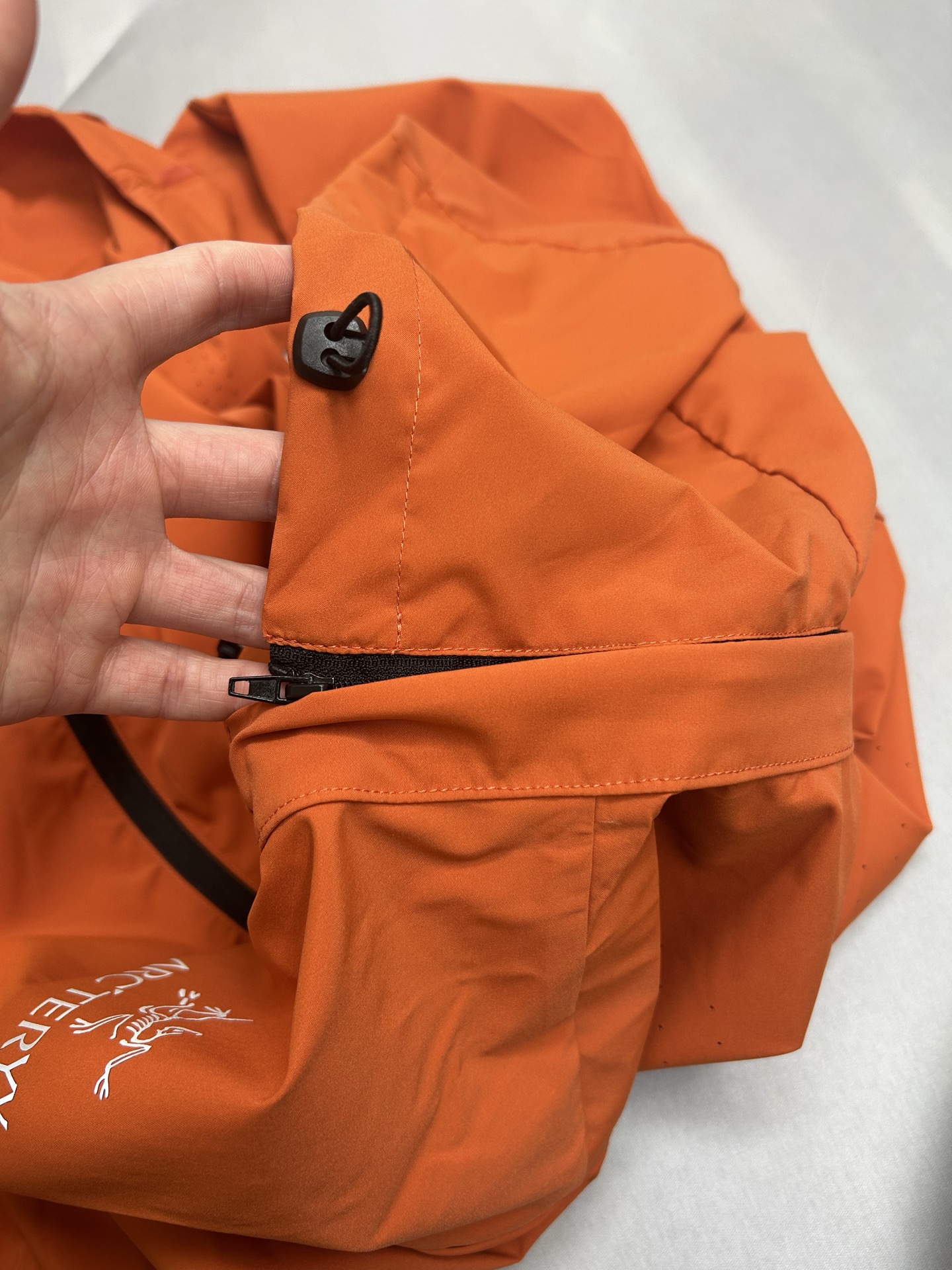 🛒购物价：173💰[原标包装吊牌.户外必备单品新款发售]ARCTERYX 始祖鸟春夏25s爆款冰丝薄款防晒服速干男女宽松可脱卸连帽皮肤衣户外运动连帽防晒衣上新，upf值100+，冰丝面料 冰霜降温衣，一件多穿，早晚薄外套 防晒隔离衣,帽子可以拆卸成立领设计，面料是网格十字编织的技术，可以快速散热透气，外空气和肌肤产生的热气循环🔁，适应多种湿度，温度的天气!上身效果就像敷面膜 触感冰凉爽快，科技功能面料，可以在夏日高温的环境下快速🔜降低体温， 提升舒适度，防晒保护紫外线的阻隔率高达百分之99 ，专业实测 预防晒黑嗮伤衣服剪裁是弧线型设计 ，显肩窄显瘦，腋下前后全侧透气孔  不闷热，口袋带拉链防丢安全 ，全身有3出36反光条设计，夜跑 钓鱼鱼自带安全感宽松版型休闲宽松  ，不挑人不挑身形 闭眼入 
尺码：M-5xl
颜色：黑色  卡其  慕云灰  荧光绿  橘红






