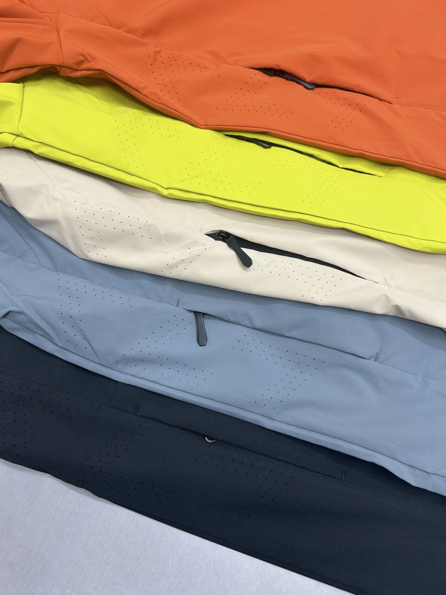 🛒购物价：173💰[原标包装吊牌.户外必备单品新款发售]ARCTERYX 始祖鸟春夏25s爆款冰丝薄款防晒服速干男女宽松可脱卸连帽皮肤衣户外运动连帽防晒衣上新，upf值100+，冰丝面料 冰霜降温衣，一件多穿，早晚薄外套 防晒隔离衣,帽子可以拆卸成立领设计，面料是网格十字编织的技术，可以快速散热透气，外空气和肌肤产生的热气循环🔁，适应多种湿度，温度的天气!上身效果就像敷面膜 触感冰凉爽快，科技功能面料，可以在夏日高温的环境下快速🔜降低体温， 提升舒适度，防晒保护紫外线的阻隔率高达百分之99 ，专业实测 预防晒黑嗮伤衣服剪裁是弧线型设计 ，显肩窄显瘦，腋下前后全侧透气孔  不闷热，口袋带拉链防丢安全 ，全身有3出36反光条设计，夜跑 钓鱼鱼自带安全感宽松版型休闲宽松  ，不挑人不挑身形 闭眼入 
尺码：M-5xl
颜色：黑色  卡其  慕云灰  荧光绿  橘红







